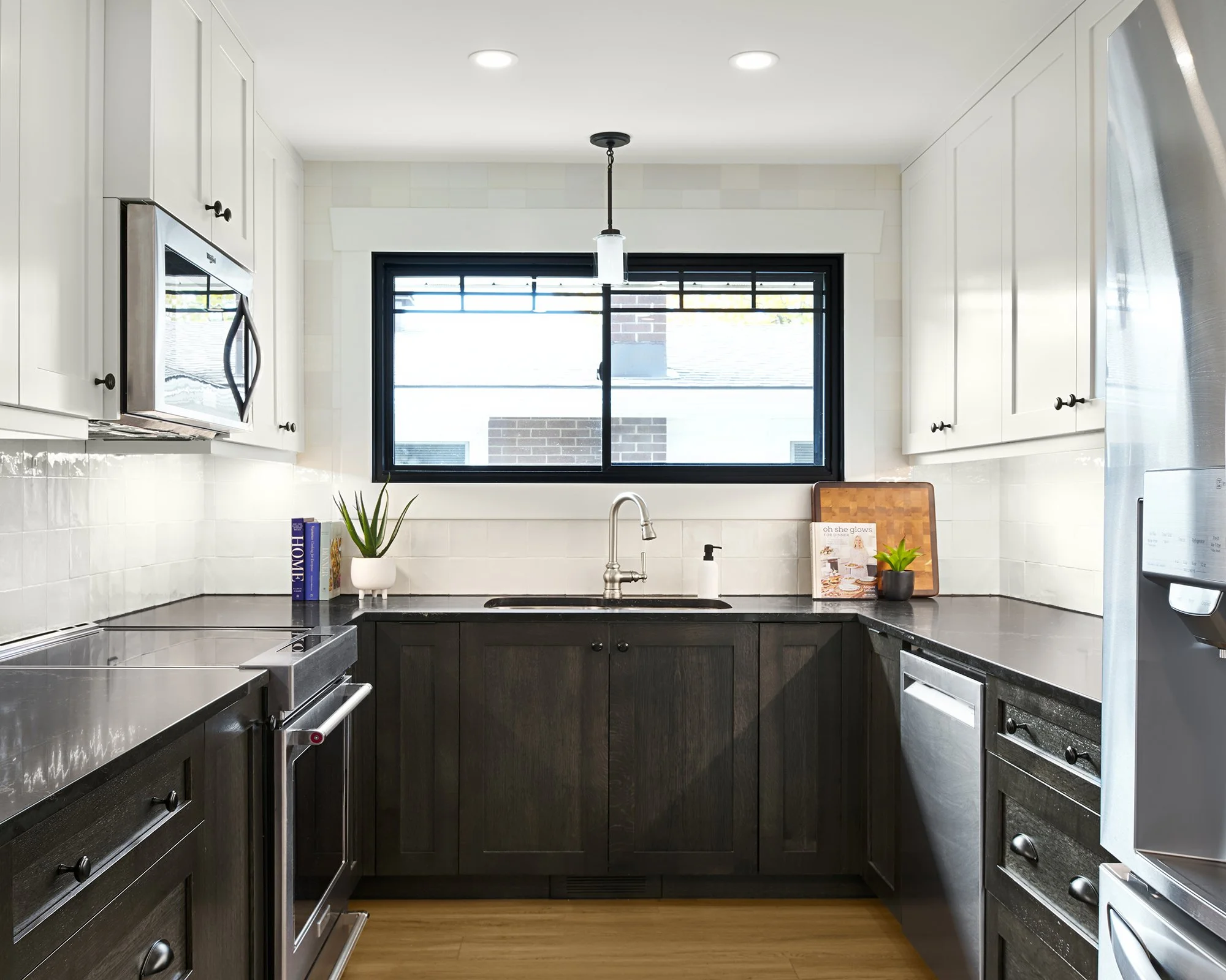 Custom kitchen renovation in Ottawa featuring white shaker upper cabinets and white oak lower cabinets.