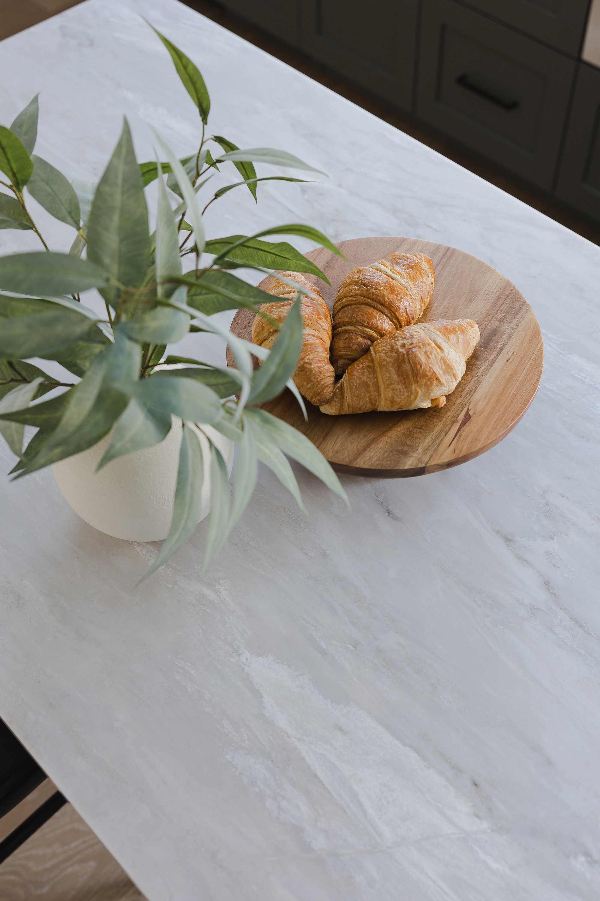 Custom kitchen renovation in Ottawa featuring beautiful light coloured quartz with grey and brown veining. 