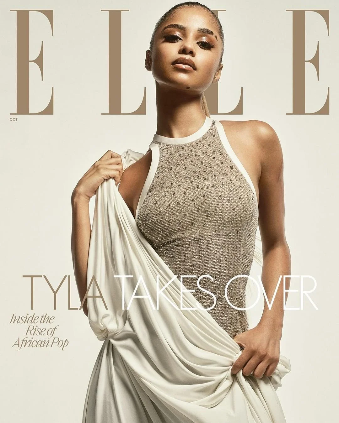 Couverture du magazine Elle d'octobre avec une femme noire en tenue dorée et blanc, tenant un tissu blanc, avec le texte "Tyla Takes Over" et "Inside the Rise of African Pop".