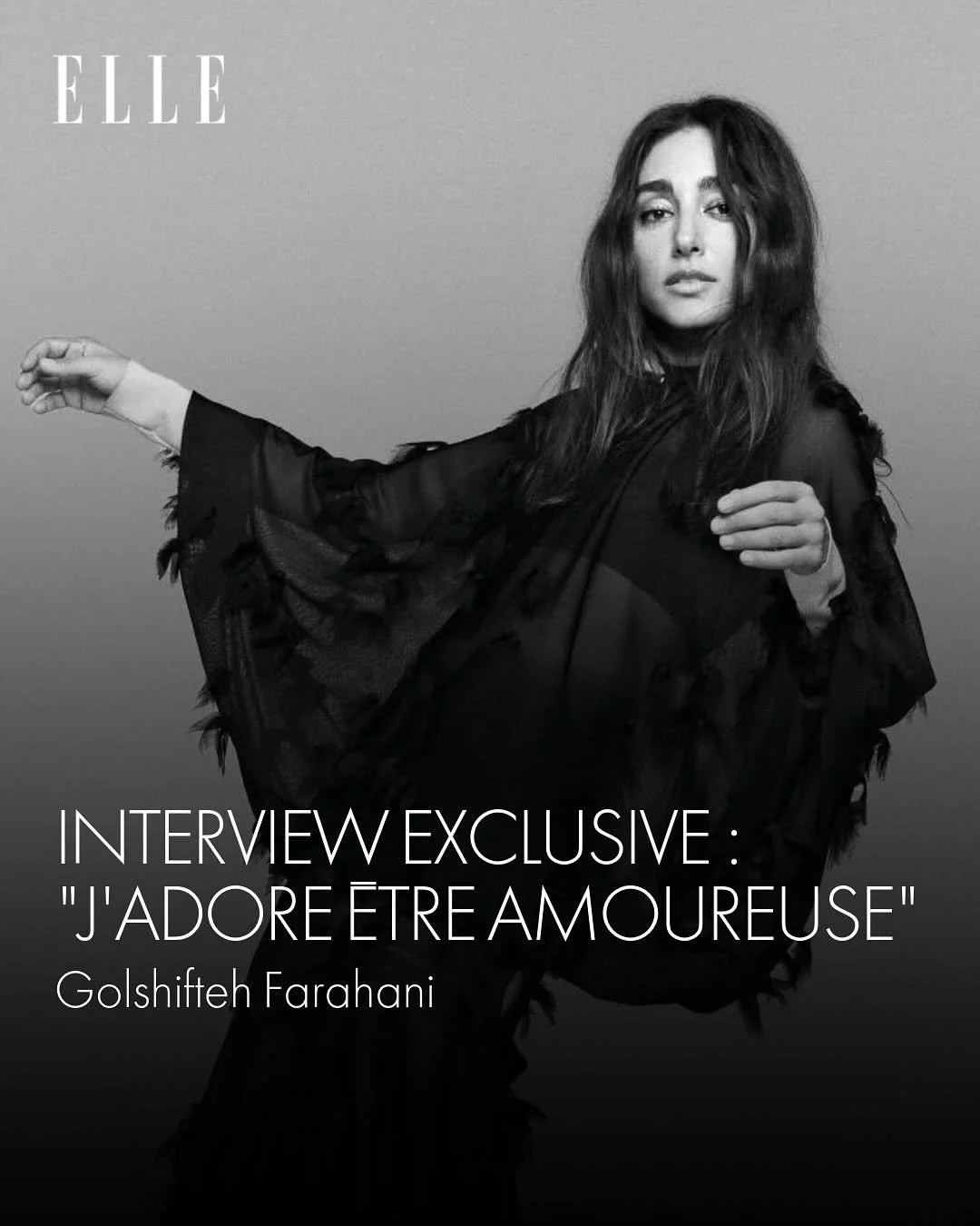 Photo en noir et blanc d'une femme portant une robe en tissu léger, regardant vers l'avant, avec des cheveux ondulés. Le texte indique une interview exclusive avec Golshifteh Farahani.
