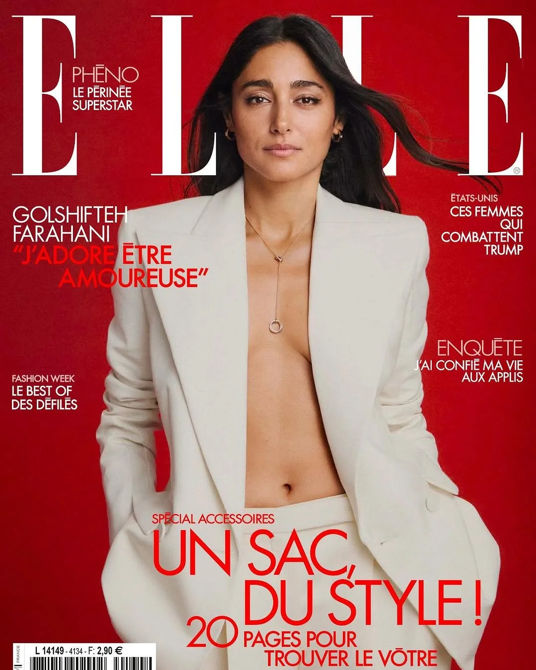 Couverture du magazine Elle avec une femme portant un tailleur blanc, exposant légèrement la poitrine, contre un fond rouge. Les titres mentionnent des sujets de mode, de femmes combattant Trump, et un article sur un sac à main.
