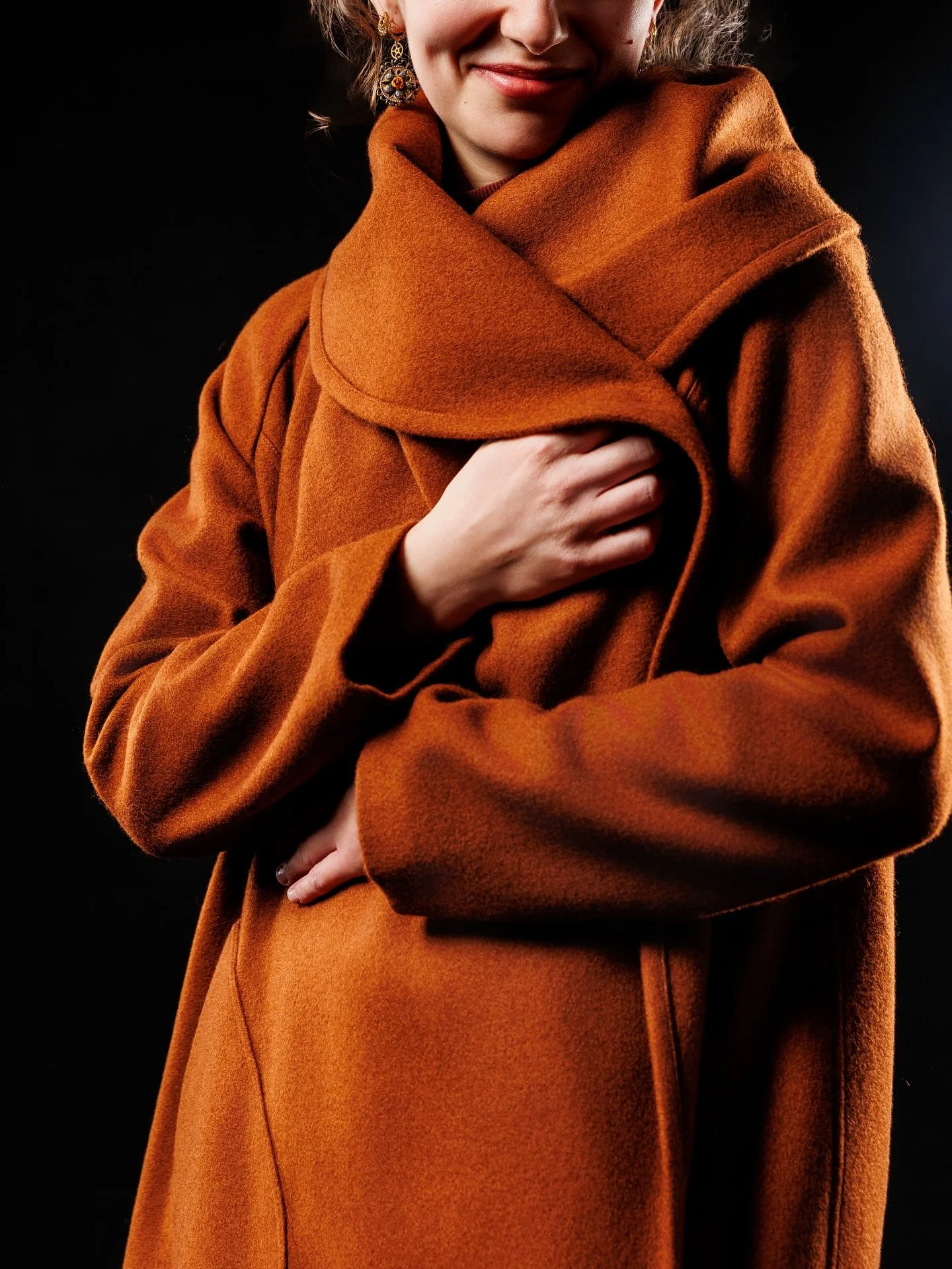 Les journ&eacute;es se sont raccourcies, l&rsquo;hiver arrive, il fait froid&hellip; du coup on s&rsquo;est dit : &laquo;&nbsp;on va coudre un plaid qu&rsquo;on peut porter, non?&nbsp;&raquo; 

Et voil&agrave; le r&eacute;sultat, notre ✨manteau plaid