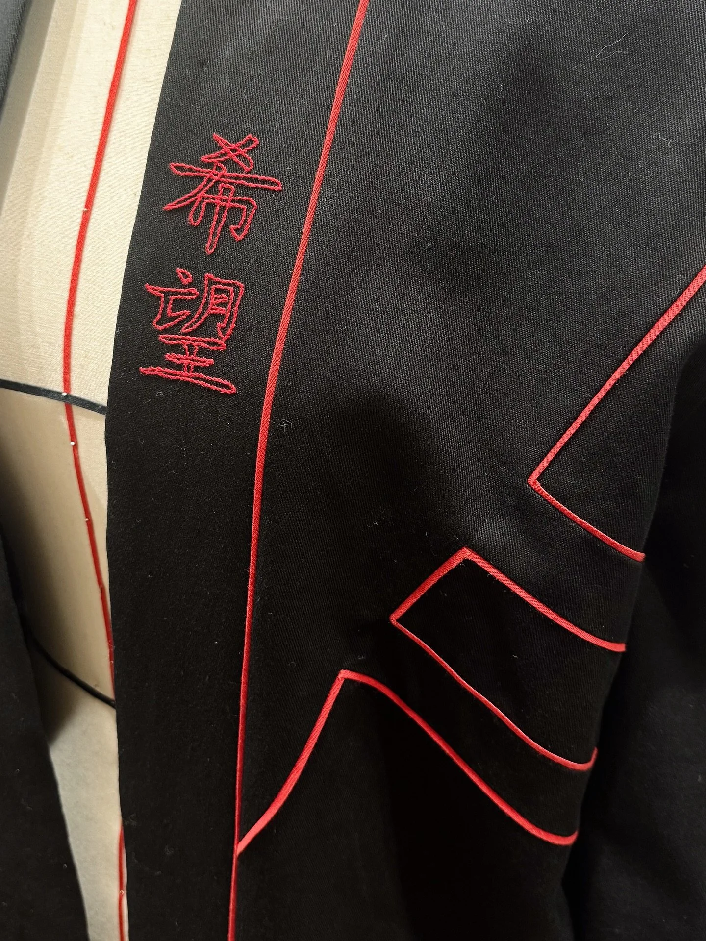 On a cr&eacute;&eacute; la veste de @bilaldhalsim pour son premier combat de MMA 🥊

Tout a commenc&eacute; &agrave; l&rsquo;atelier, autour d&rsquo;une discussion sur ses inspirations, ses couleurs, ses mati&egrave;res pr&eacute;f&eacute;r&eacute;es