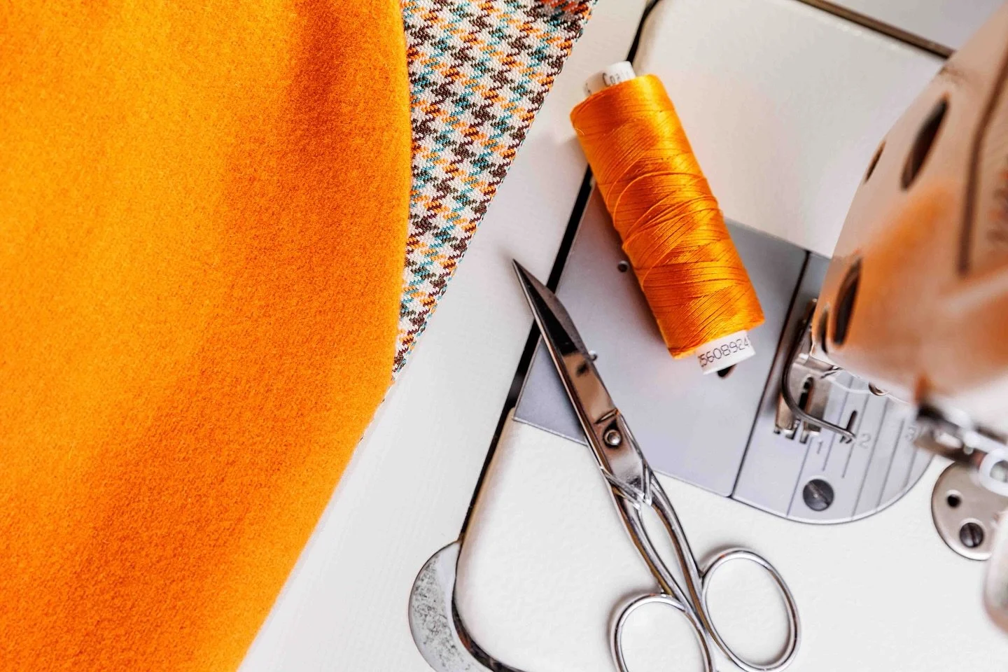 Orange.
 La couleur de l&rsquo;&eacute;nergie, de la cr&eacute;ativit&eacute; et de la chaleur humaine. Entre la passion du rouge et la lumi&egrave;re du jaune, elle symbolise l&rsquo;&eacute;lan vital &mdash; celui qui nous pousse &agrave; imaginer,