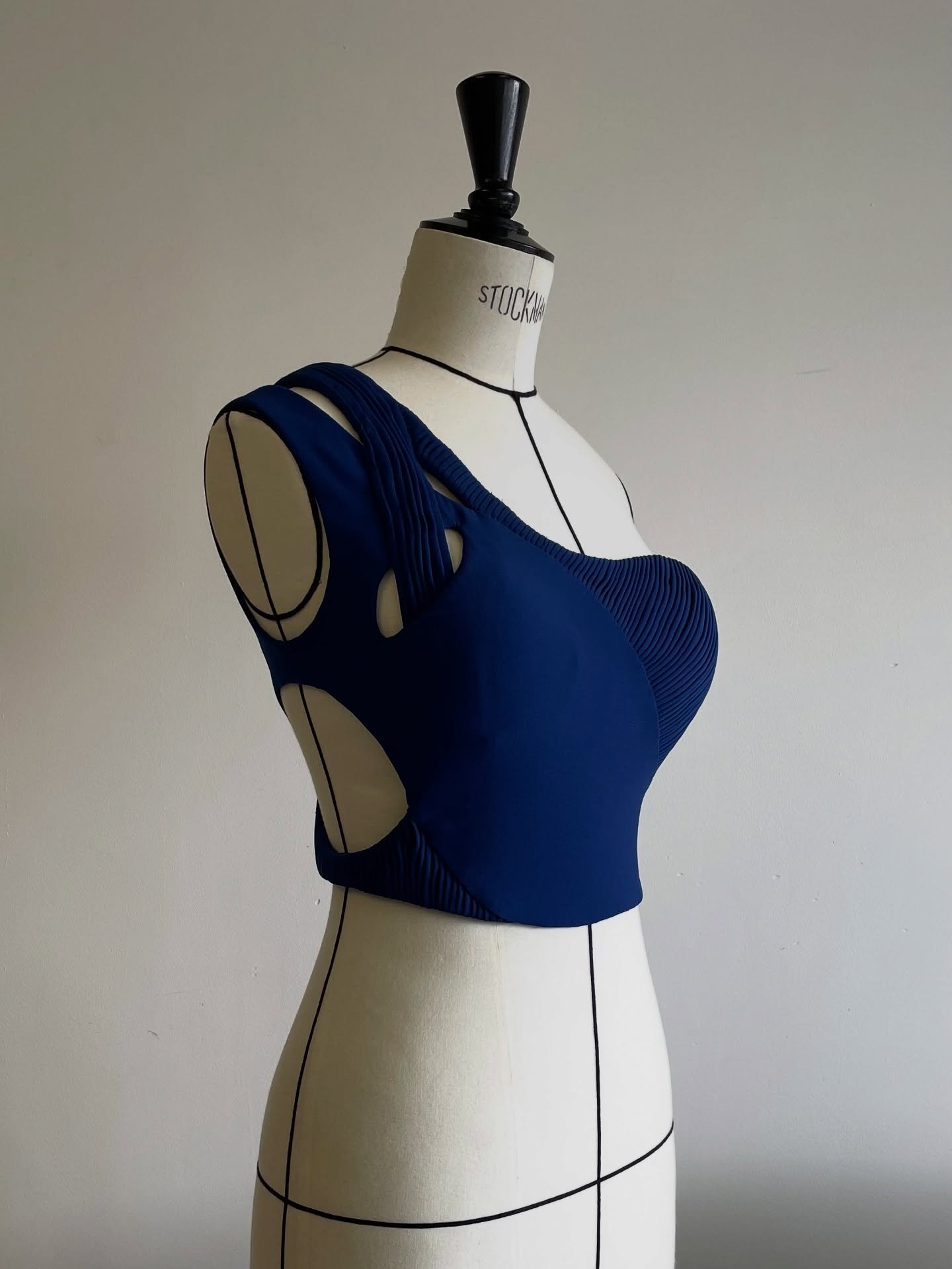 Derri&egrave;re ce bustier, il y a 235 heures de travail.

Tout commence par la construction de la structure, dans une toile &eacute;paisse, celle qui donne au bustier son maintien et sa forme d&eacute;finitive.
On monte, on ajuste, on retouche jusqu