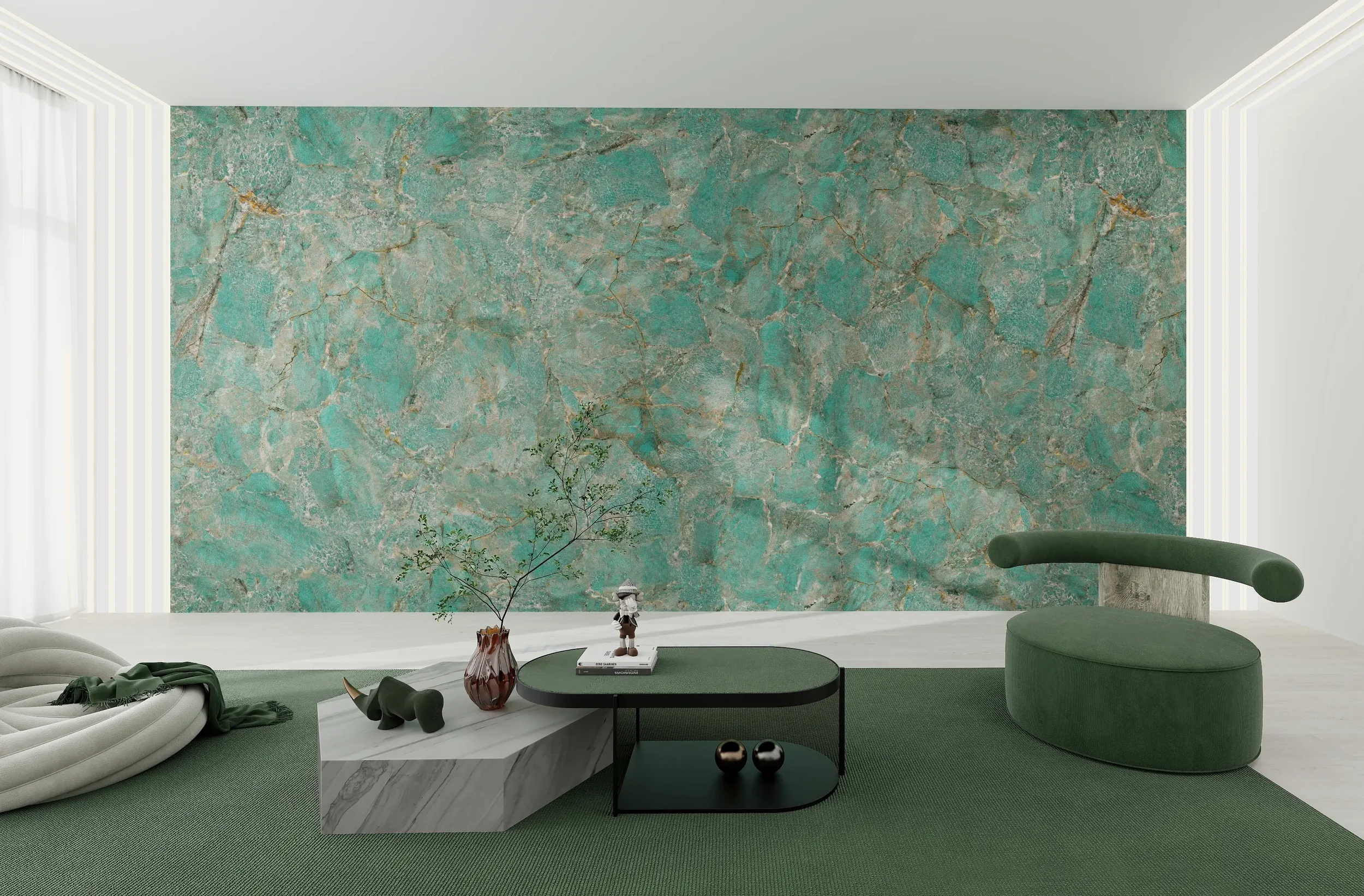 Sala moderna con pared de mármol en tonos verdes y detalles en negro, con sillón cilíndrico verde y mesa de café de mármol con decoración minimalista.