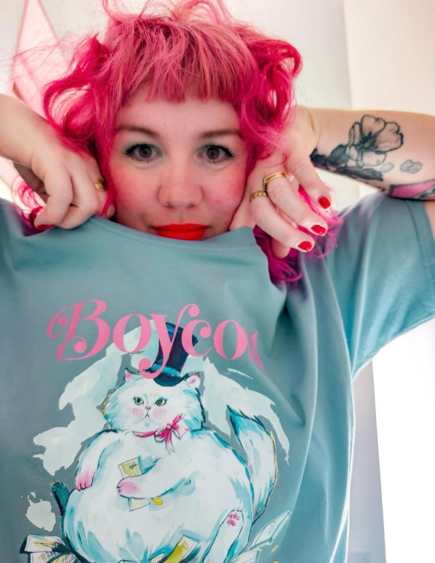 Artist Faye Allison wearing Mineral Blue, how cool does it look against her pink hair! 

We &hearts;️ your heart Faye! 

📸 @faye.allison.art 

#PlantingTheSeeds