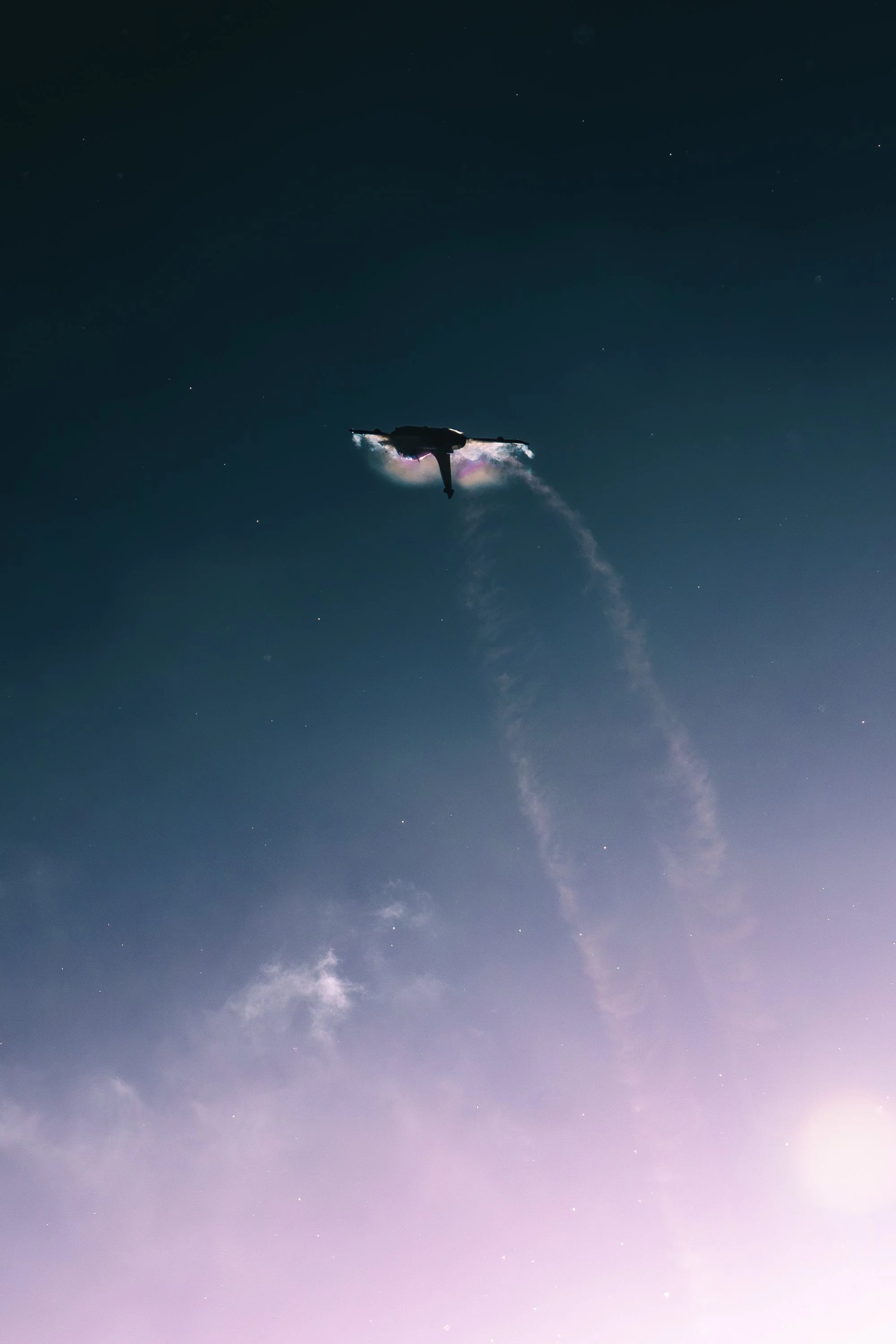 Un avion de chasse Rafale, rafale solo display, RSD en plein vol la nuit, laissant derrière lui une traînée de vapeur ou de condensation dans le ciel étoilé.