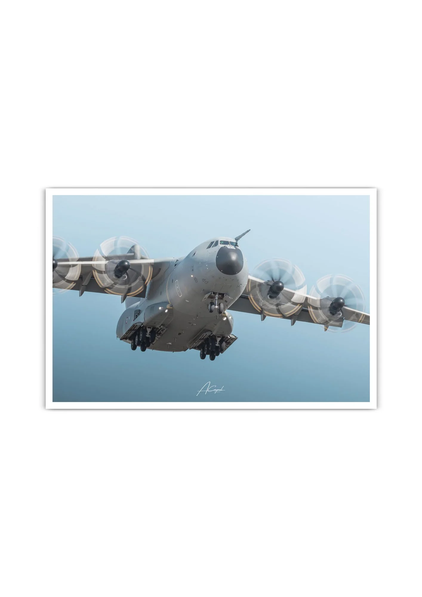 Un avion de transport militaire A400m Français en vol avec plusieurs hélices en mouvement contre un ciel clair.