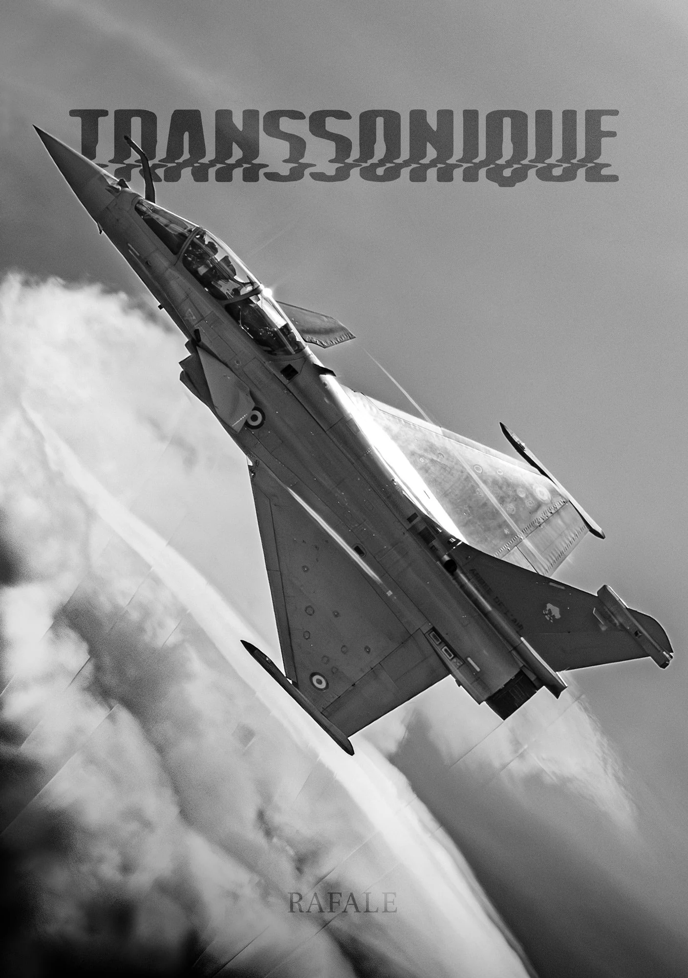 Photographie en noir et blanc d’un avion de chasse Rafale B Solo display RSD en vol, inclinée dans le ciel avec des nuages en dessous. Le texte 'TRANSSONIQUE' en haut et 'RAFALE' en bas de l'image.