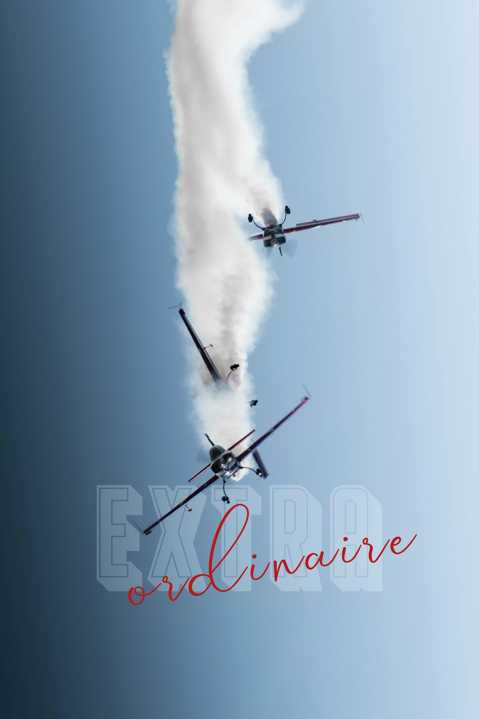 Trois avions de voltige de l'équipe de voltige de l'armée de l'air et de l'espace, EVAAE  effectuent une aerobatie dans le ciel, laissant derrière eux des fumigènes