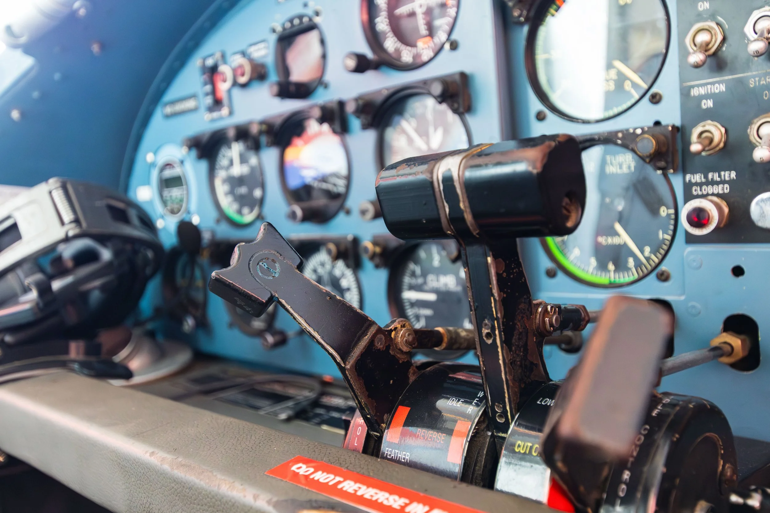 Tableau de bord d'un cockpit d'avion avec instruments, manettes et indicateurs.