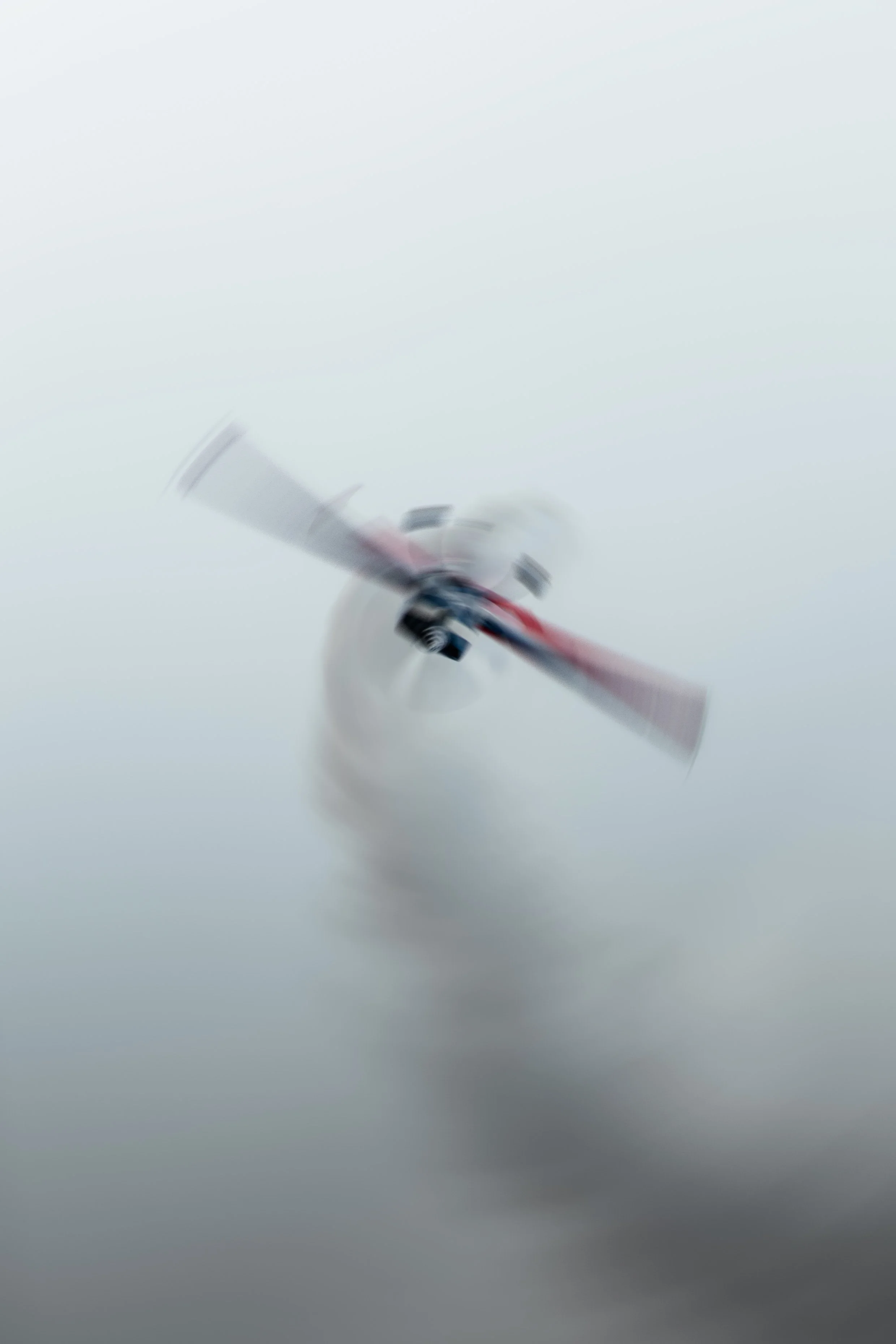 Un bateau à moteur en mouvement sur une surface d'eau, créant une traînée d'écume derrière lui, sous un ciel nuageux.