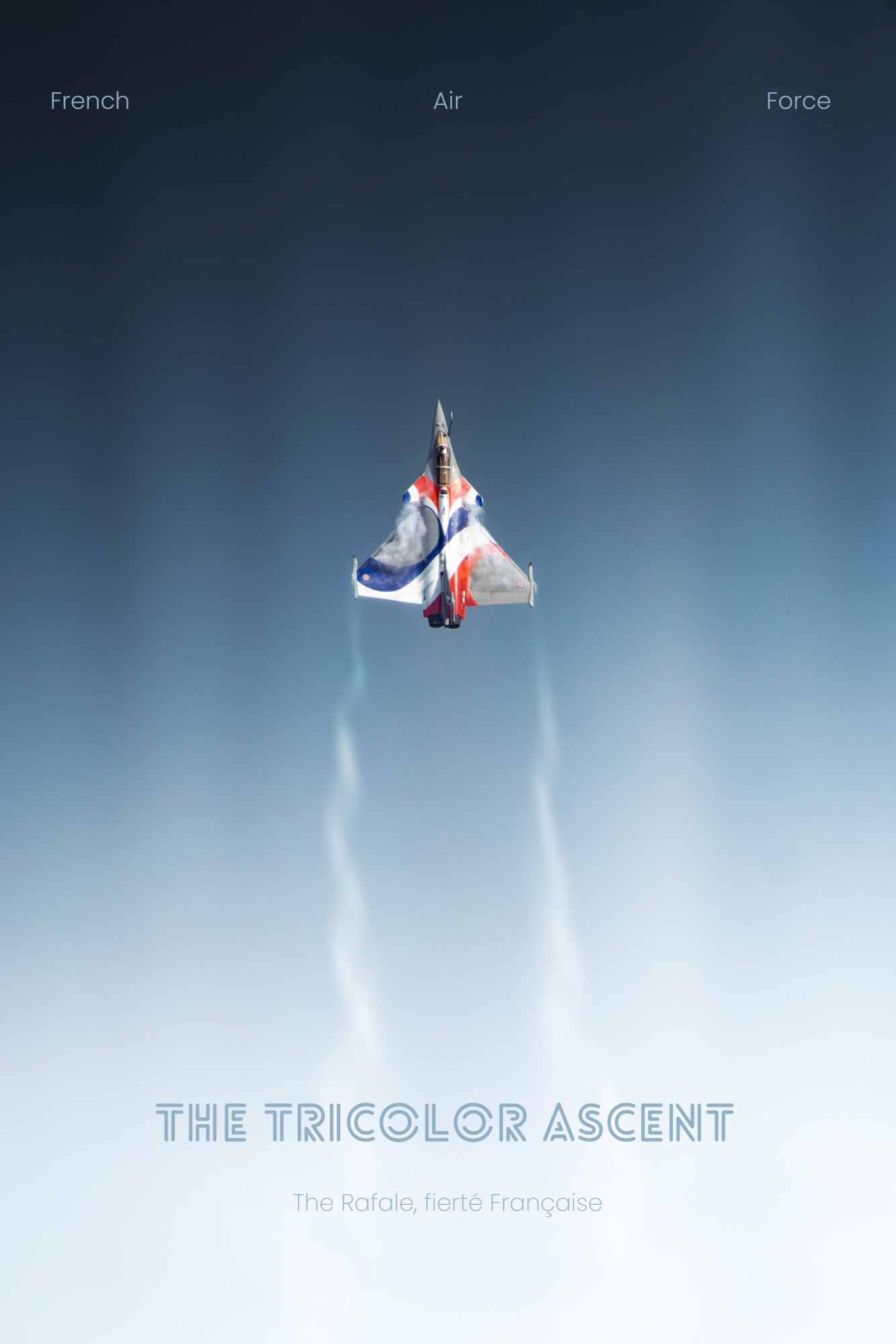 Un avion de chasse Rafale Solo Display RSD avec un design tricolore français en vol, laissant une traînée de condensation dans le ciel bleu. Texte sur l'image : "The Tricolor Ascent" et "The Rafale, fierté Française".