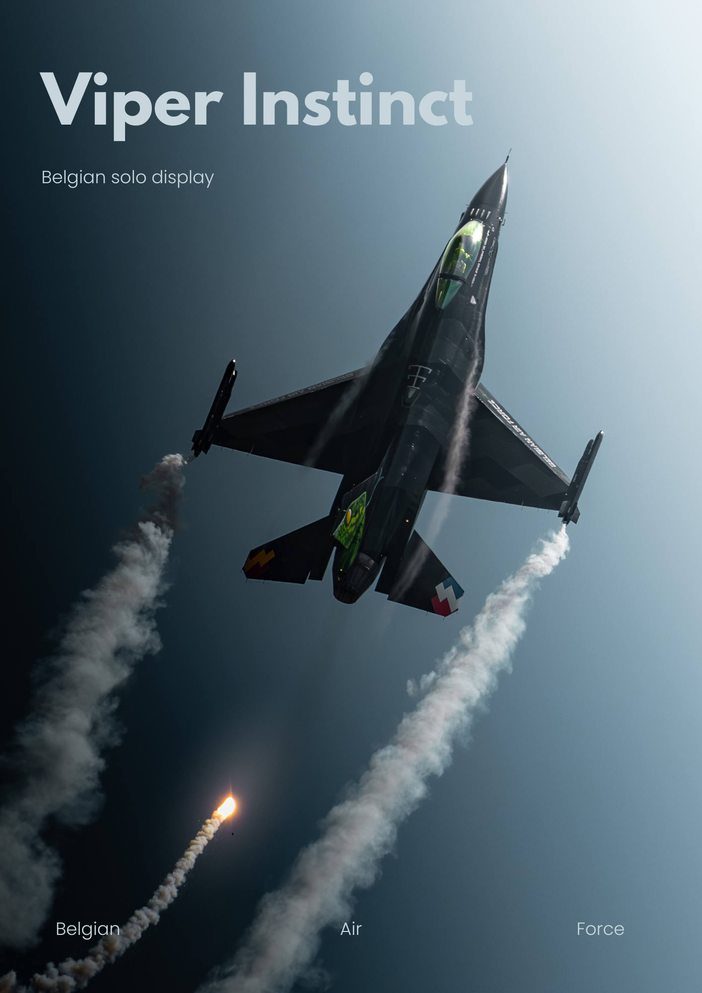 Un avion de chasse noir effectuant un saut acrobatique dans le ciel avec des traînées de condensation derrière. Sur l'image, il y a le texte "Viper Instinct" en haut à gauche, avec "Belgian solo display" en dessous, et en bas à gauche, les mots "Belg