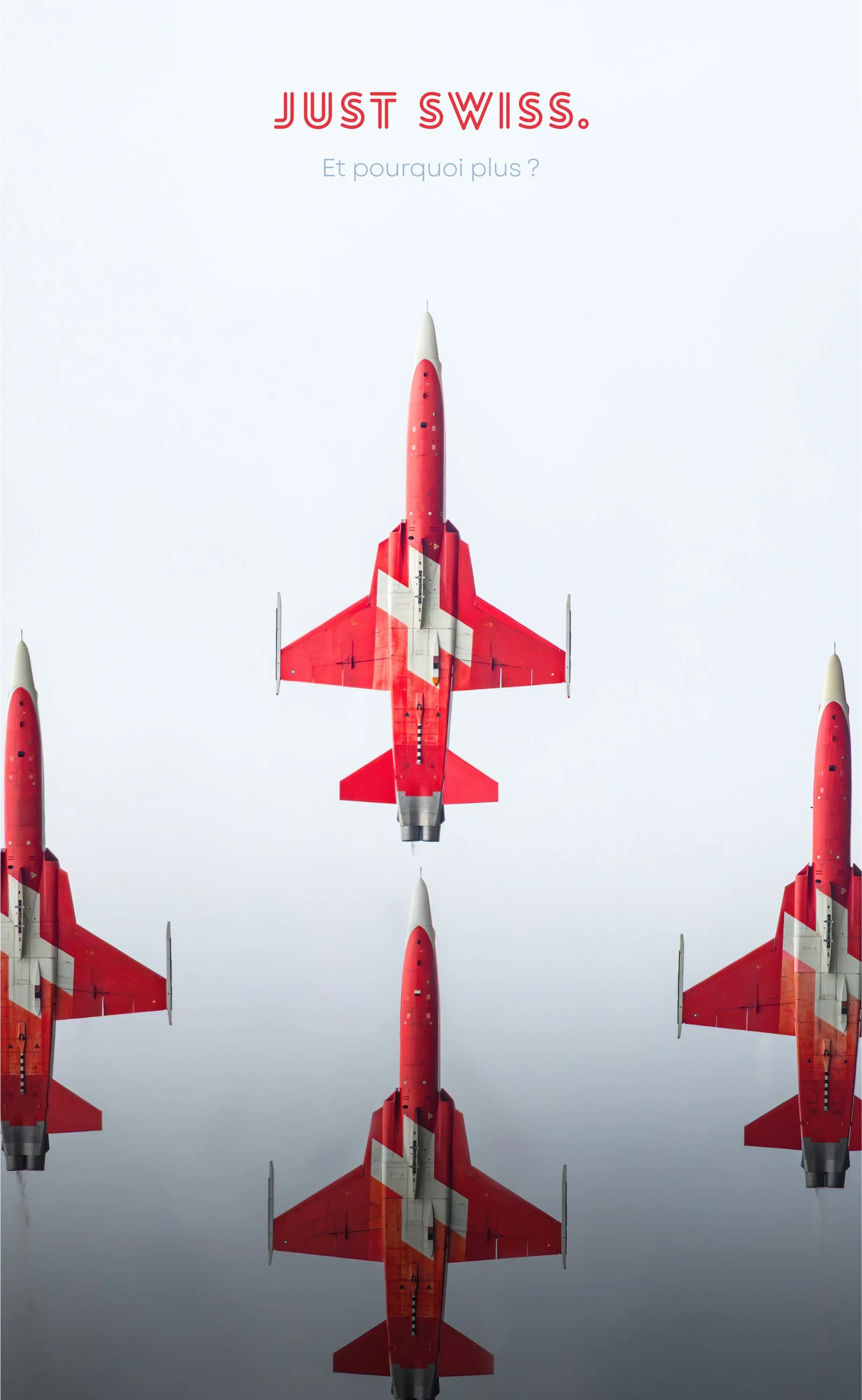 Quatre avions de chasse F-5 Suisse  rouges volant en formation dans un ciel clair avec leur reflet visible en dessous.