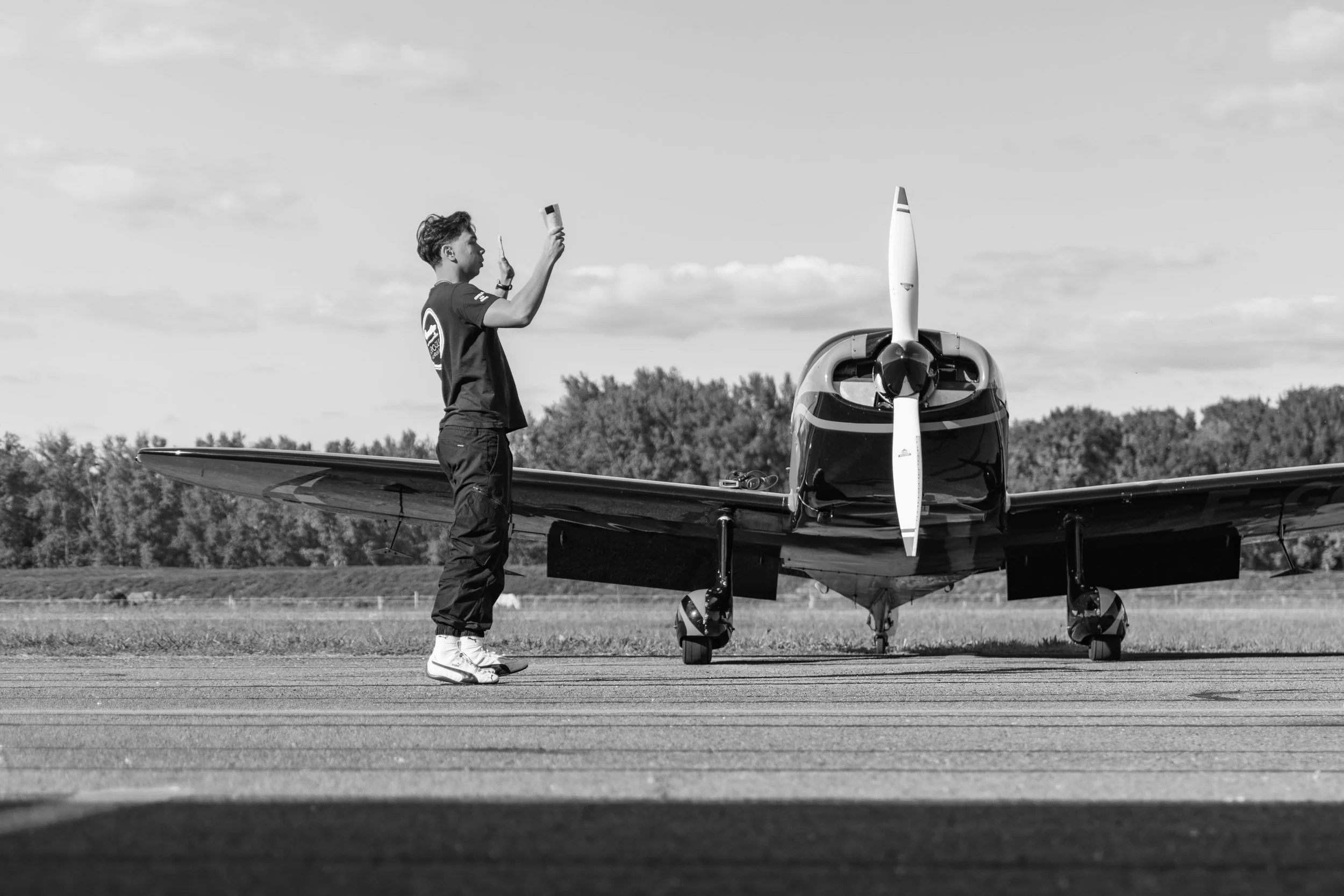 Un pilote de voltige se prépare a voler a bord de son avion de voltige CAP 10 a l'aérodrome de Villeneuve sur Lot