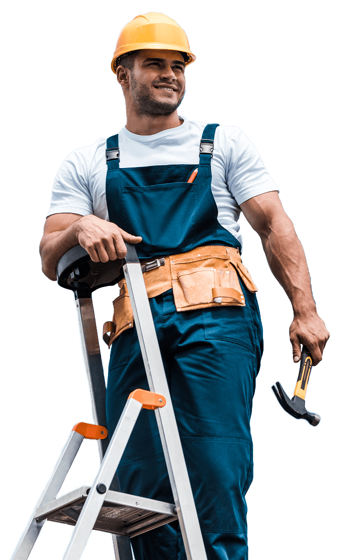 Man in bouwhelm en werkoutfit met ladder en hamer, glimlachend.