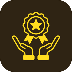 Twee handen die een medaille of onderscheiding vasthouden