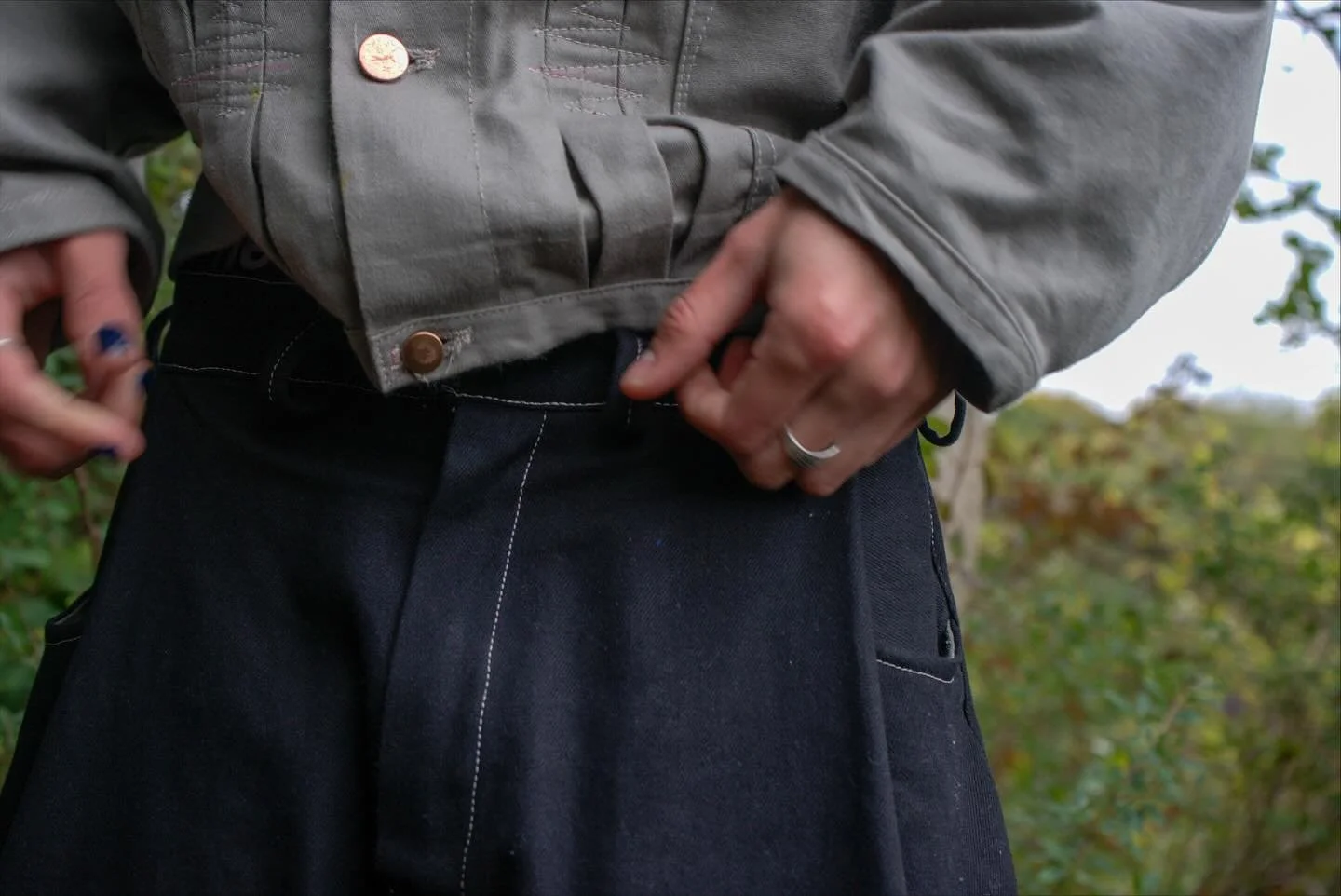 Black, single-pleat, three pocket jeans made from an off-grade stretch denim.

These get more and more comfy by the day. I made these jeans a few weeks ago pretty much in one sitting during a spell of inevitable illness upon moving back to uni. origi