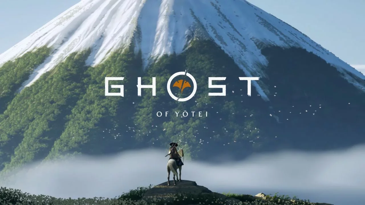 Voyageur à cheval devant un mont enneigé avec des nuages et des oiseaux, logo Ghost of Yötei