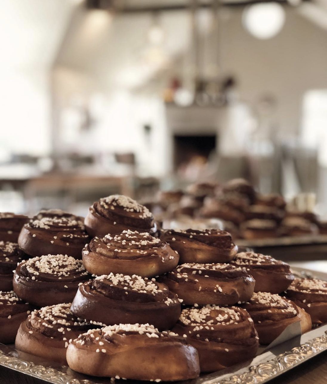 Chokladbullar på ett silverfat i ett café eller kök.