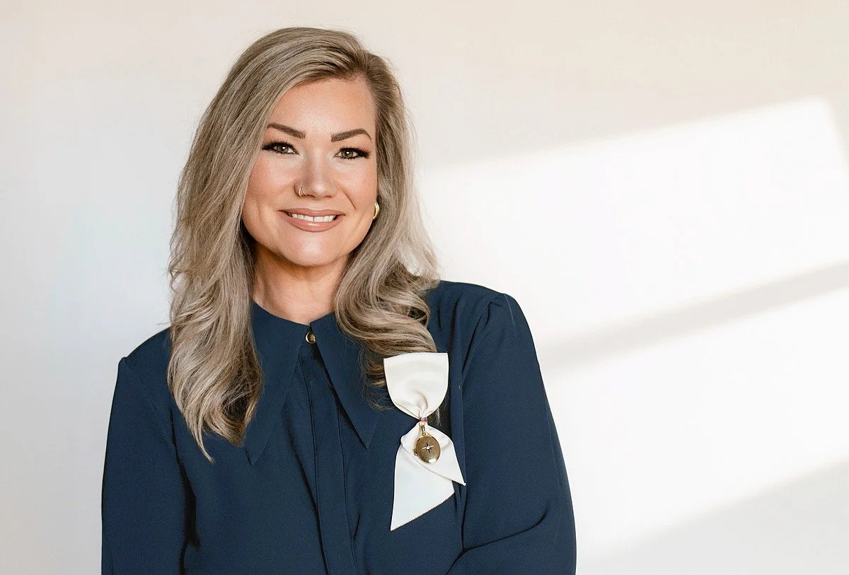 Lauren Pinkston has spent her career “pursuing injustice: starting businesses with survivors of human trafficking, researching employment gaps in the workforce, leading nonprofits, and advising global organizations.” She is running as an independent 