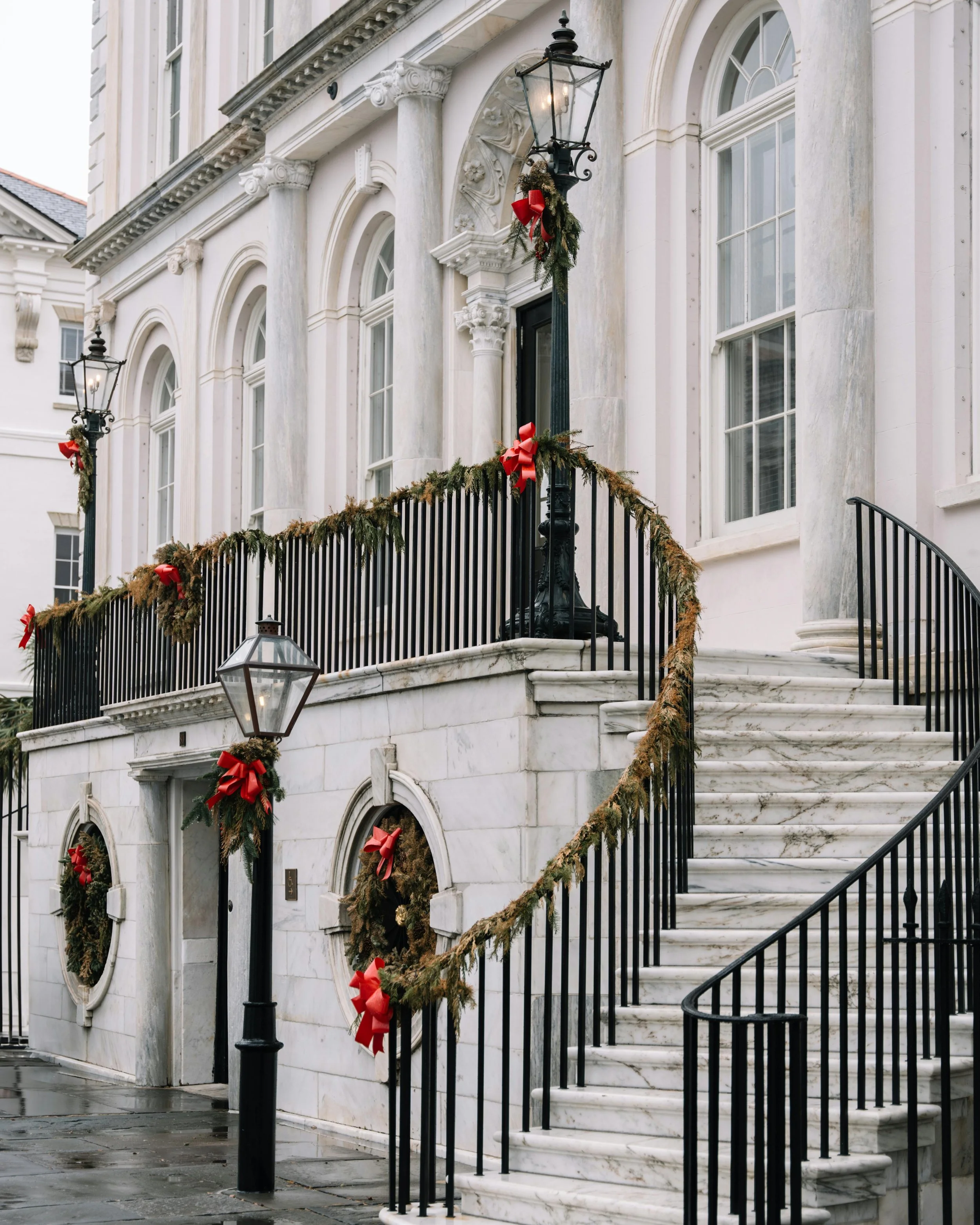 🎄 The Ultimate Guide to Christmas in Charleston: Luxury Hotels, Festive Dining, Holiday Shopping &amp; Seasonal Experiences