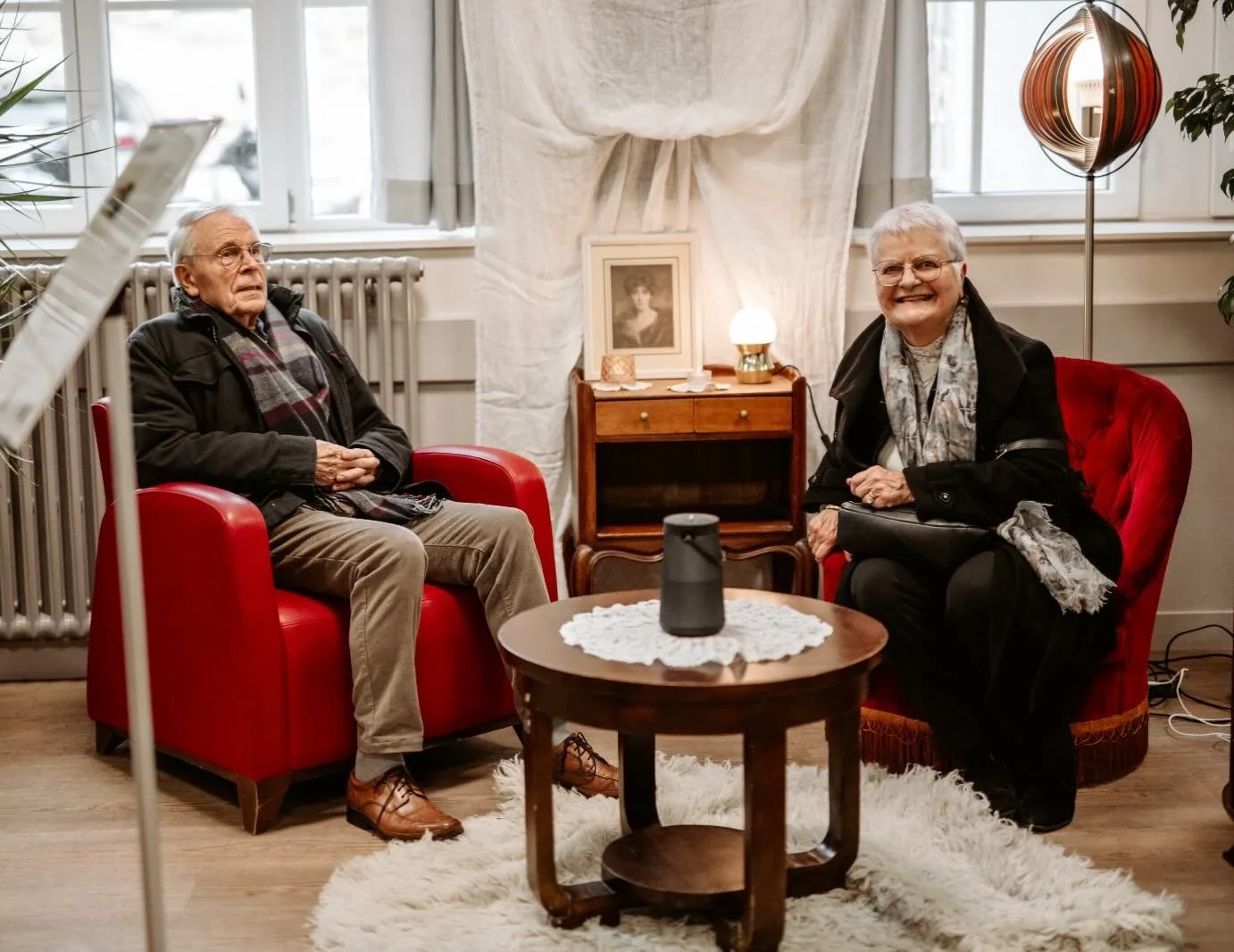 Deux fauteuils, quelques (fausses) bougies, une enceinte de qualit&eacute;&hellip; et un espace d&rsquo;exposition se transforme en salon d&rsquo;&eacute;coute.

Plut&ocirc;t que d&rsquo;&ecirc;tre &eacute;cout&eacute; seul&middot;e, le casque viss&e