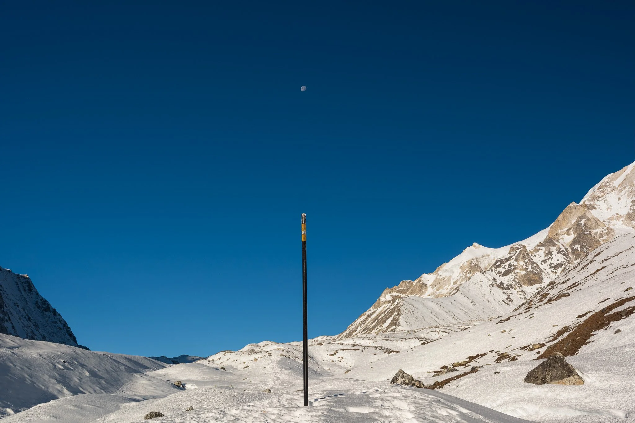 A pole marker near Larkya La pass on the Manaslu Circuit