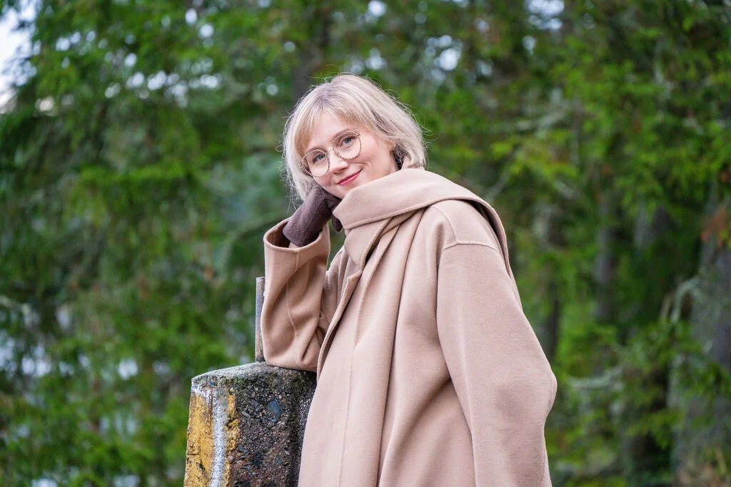 Venla Viitanen nojaa kallioon metsäisessä luonnossa