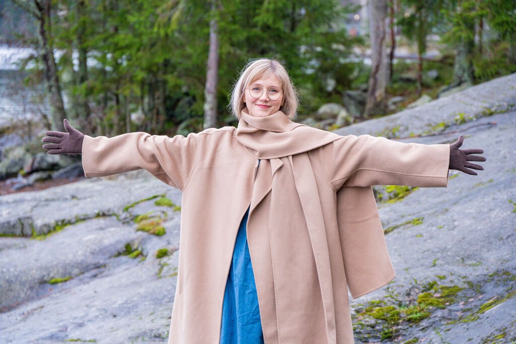 Rinnallesi Oy:n perustaja seisoo kädet levitettynä kalliolla katsoen suoraan kameraan