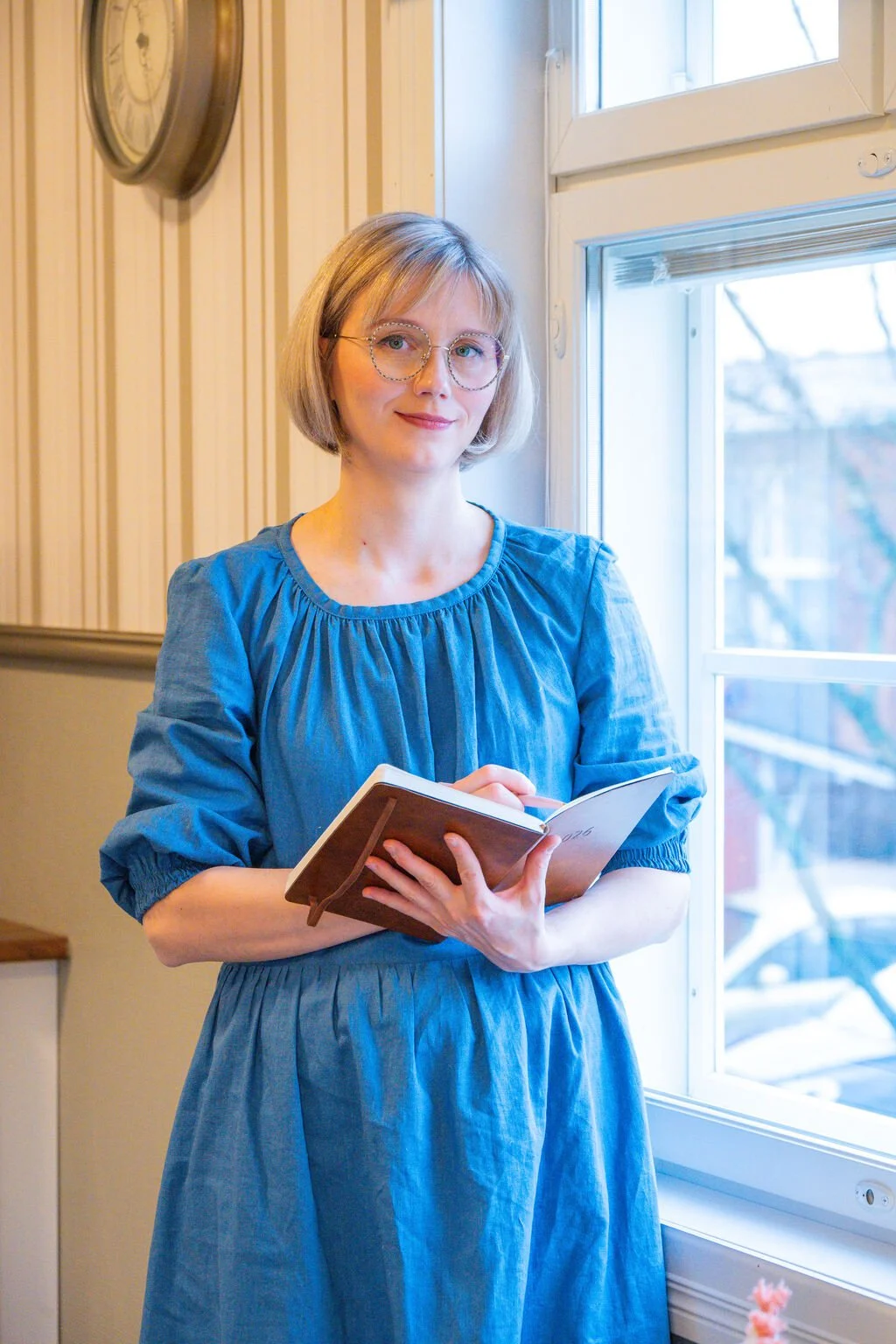 Syöpälääkäri muistikirjan kanssa valmiina vastaanottamaan asiakkaan