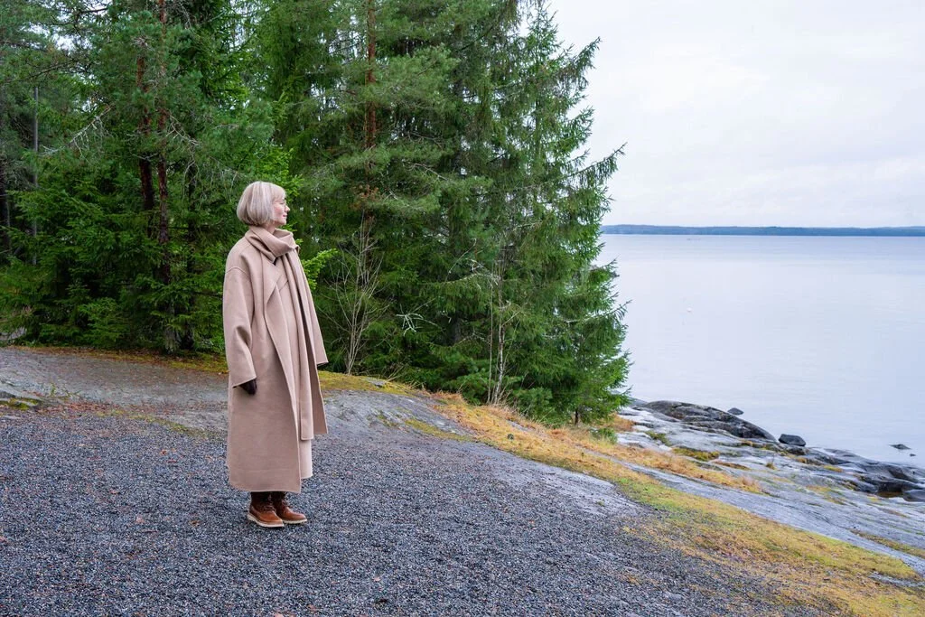 Rinnallesi Oy:n perustaja kävelee kalliolla ja katselee Tampereen Näsijärveä tyynenä syyspäivänä