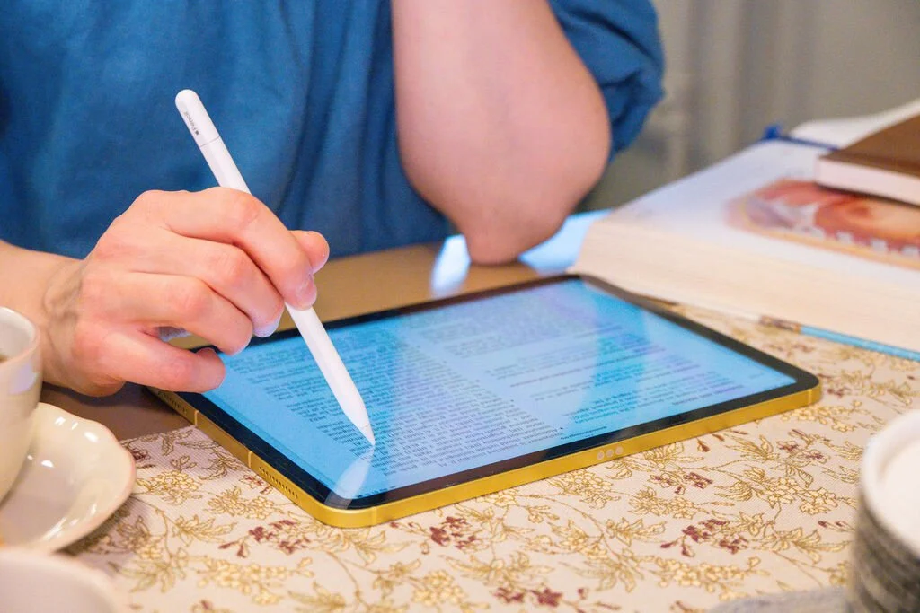 Käsi kirjoittaa verkkokurssia Apple Pencilillä tabletilla