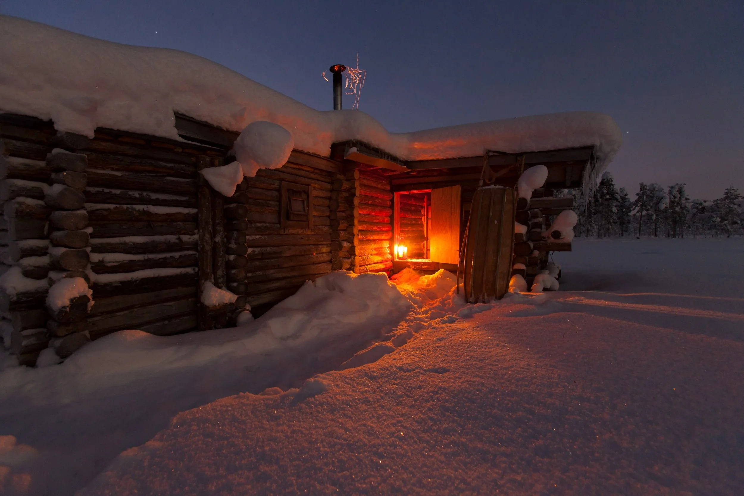 The timbered eagle hide with the White mountains nature reserve in the background ➡️ #cabininthewoods #naturereserve #naturreservat #wildlifephotography