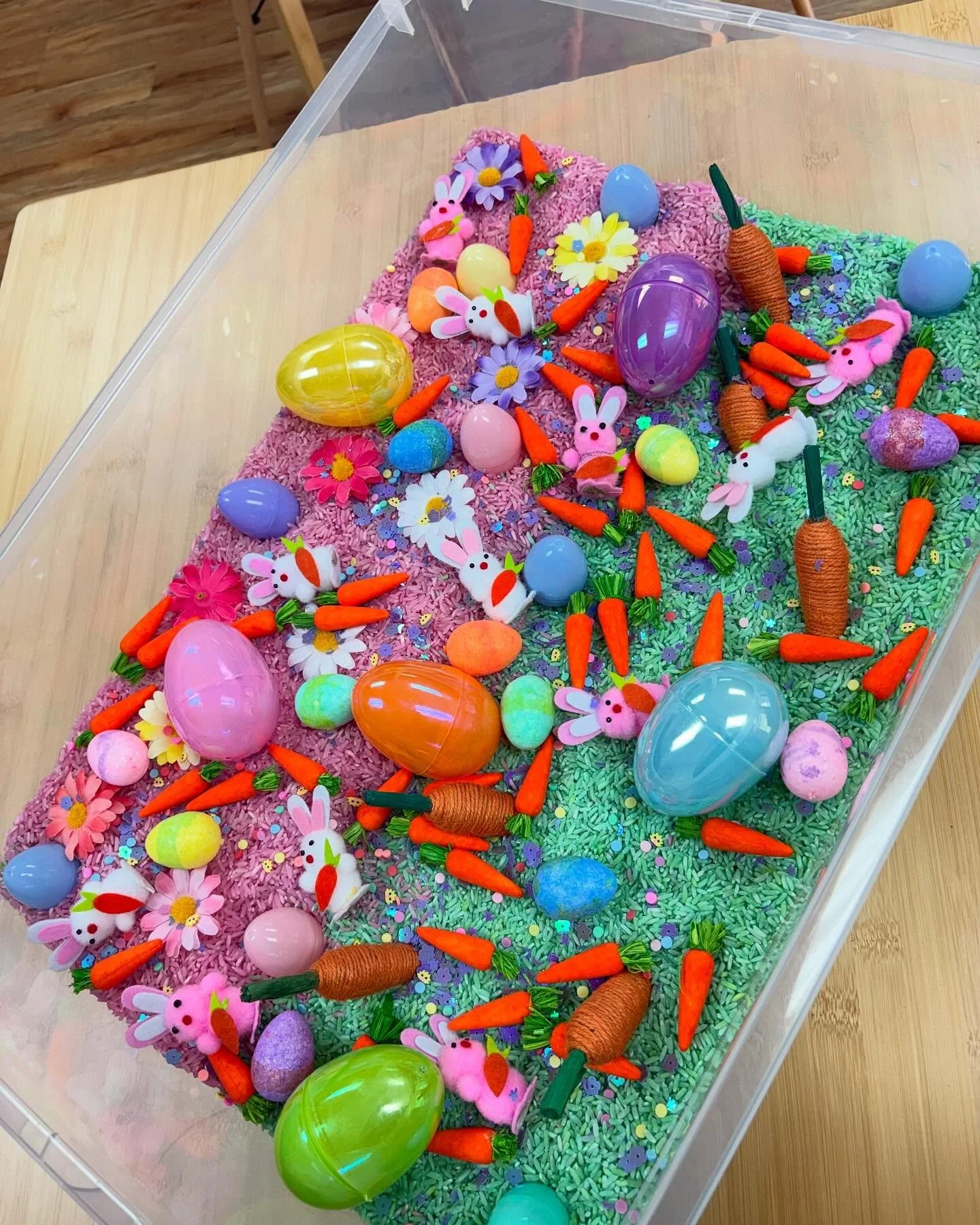 🐰✨ Easter sensory bin just dropped 💐🥚
Hop into today&rsquo;s open play from 9:00&ndash;11:30 AM for all the springtime scooping, digging, and sensory fun 💛🌸 

Book Here: https://www.kidscollabyc.com/home 

#sensoryplaytolearn #kidscollabyc #wood