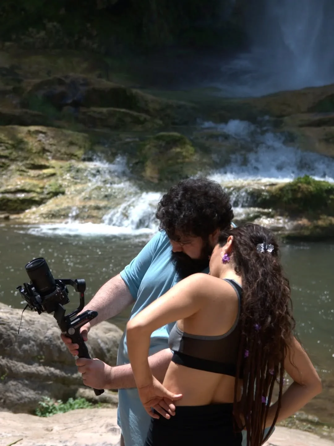 Dire y dire de foto trabajando mano a mano en #elcuerpopresente, videodanza de @camilasanju_ ✨

📸@awen._.noee 

#cine #direcciondecine #directordefoto #videodanza #naturaleza #cineespa&ntilde;ol #produccionaudiovisual #cortometraje