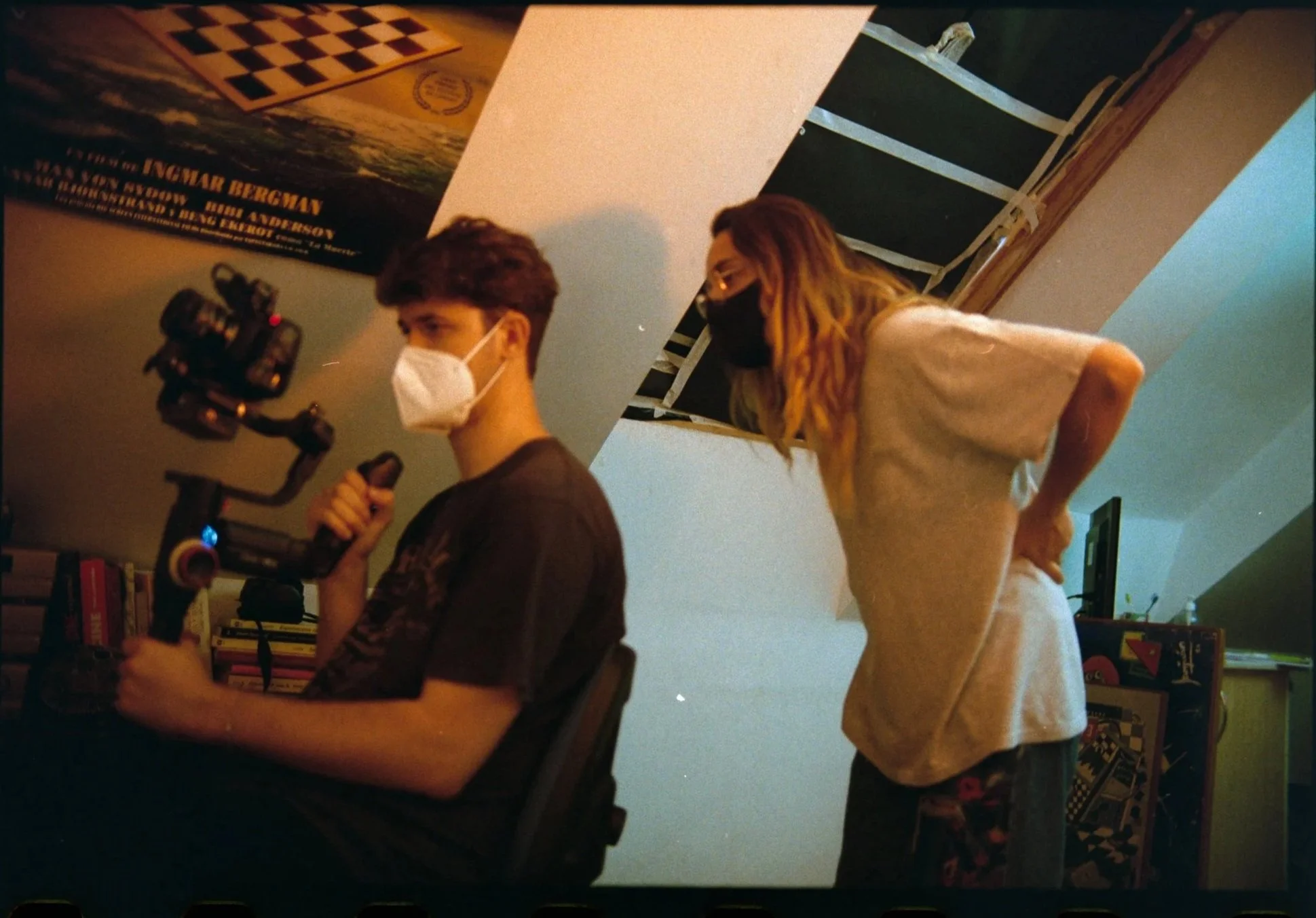 Camila dirigiendo la cámara en el corto Sueños Rotos