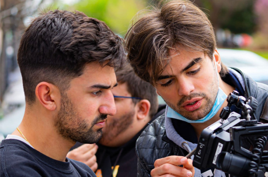 Alvaro trabajando como director de corto