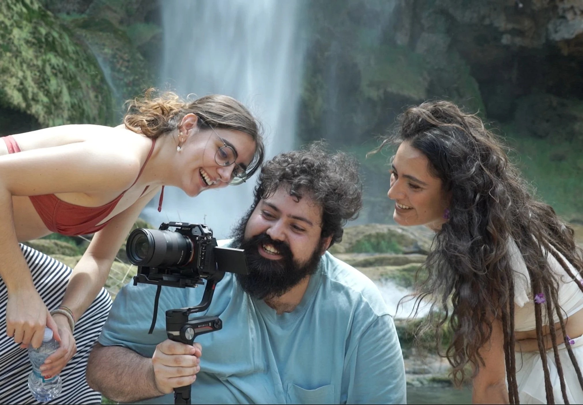 Inti y Camila trabajando juntos en el corto el cuerpo presente 