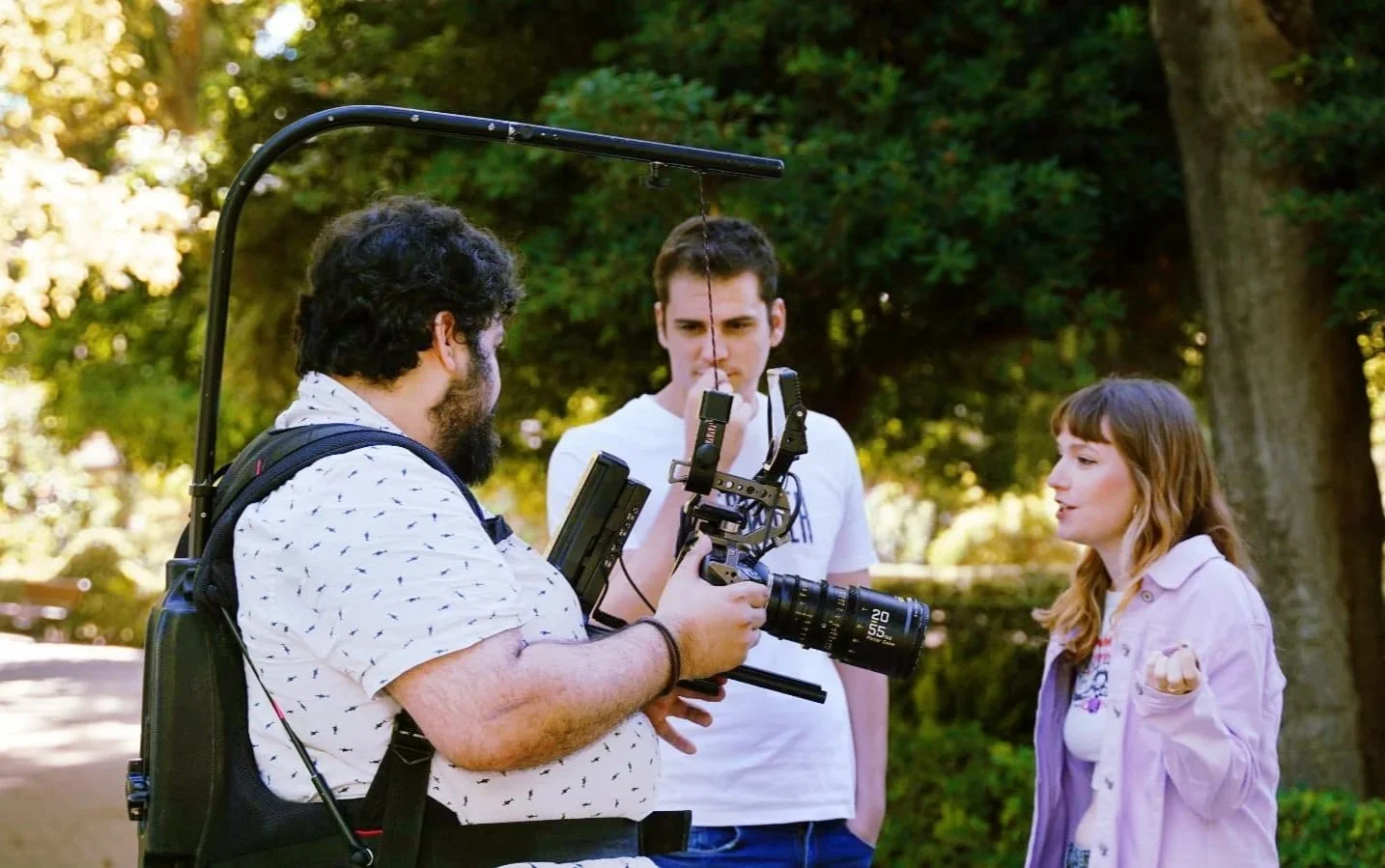 Inti grabando en en un parque participando en el corto LLL