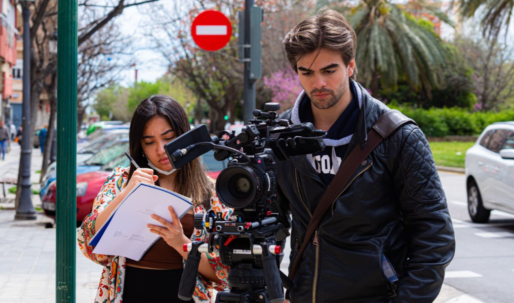 Alvaro trabajando como director