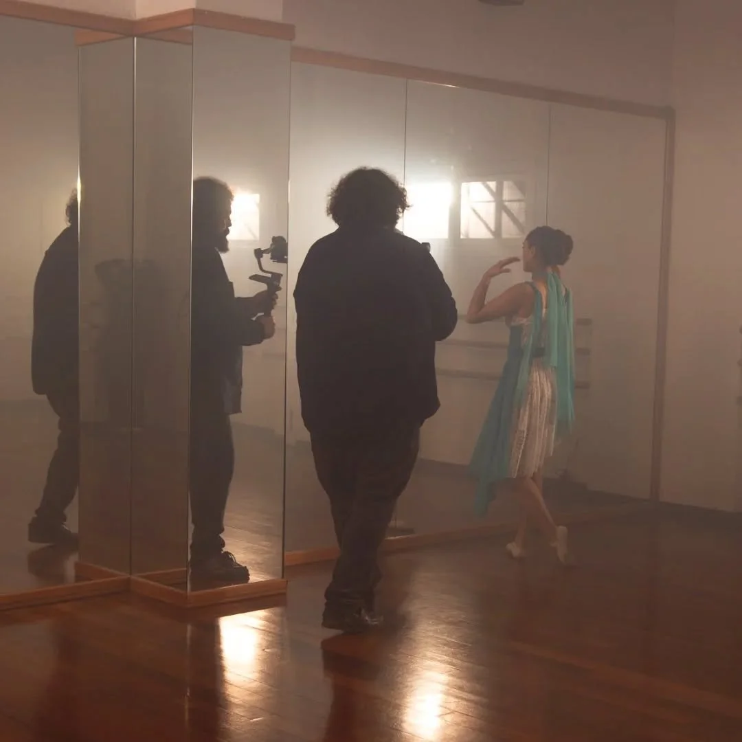 Behind the scenes I - Agua y Aire 💧🌀 Videodanza "El cuerpo presente", primera producci&oacute;n de #Cinemar ✨️🎬

📷 @raquelbarrachiina

Gracias a todo el equipo por hacerlo posible!🫶🏽

#elcuerpopresente #videodanza #cine #producci&oacu