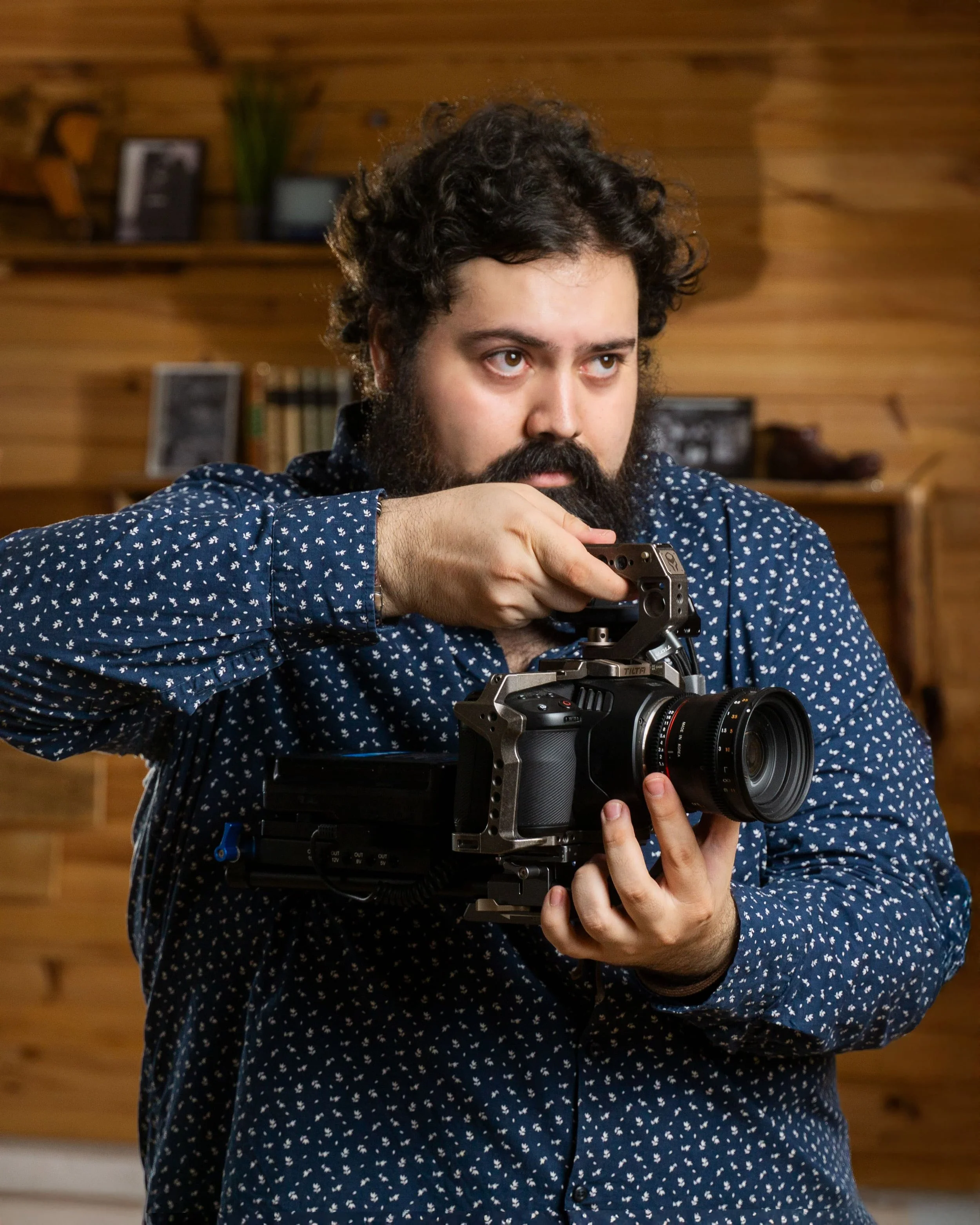 Inti, miembro del equipo cinemar, ajustando la cámara