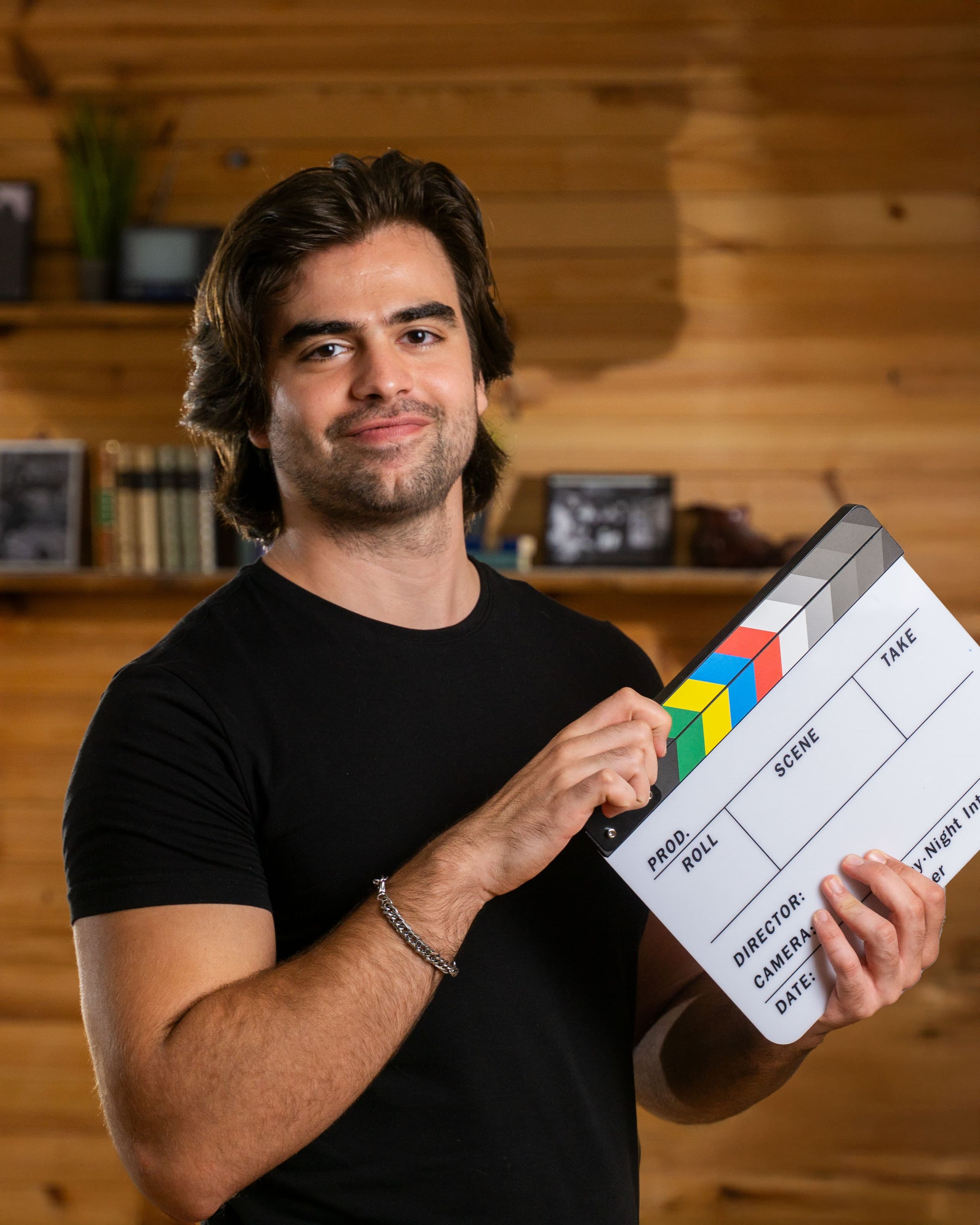 Alvaro, miembro de cinemar, sosteniendo una claqueta de cine