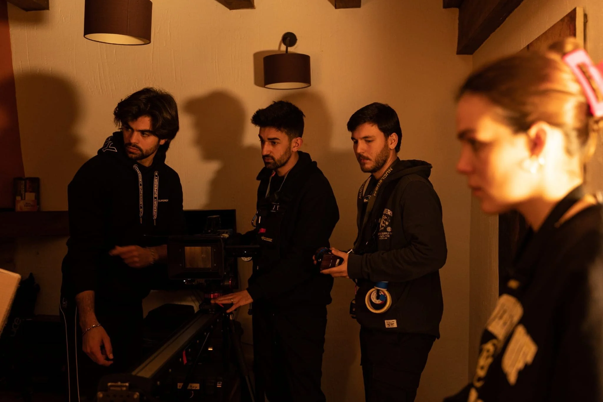 Cuatro personas en un set de filmación