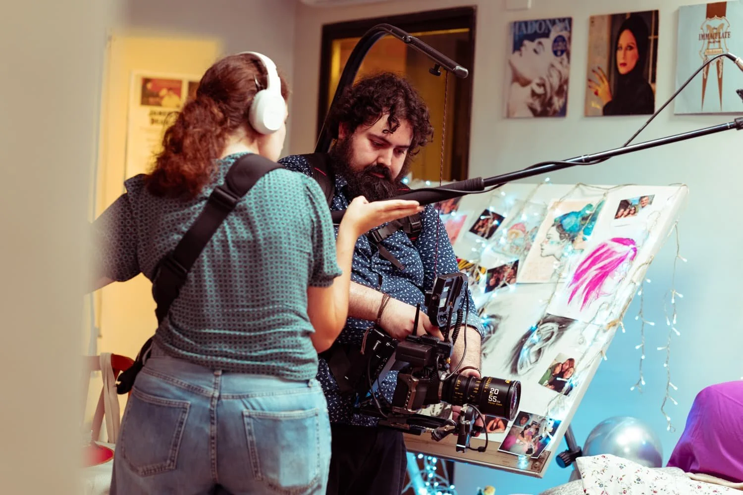 Inti trabajando como director de fotografia 