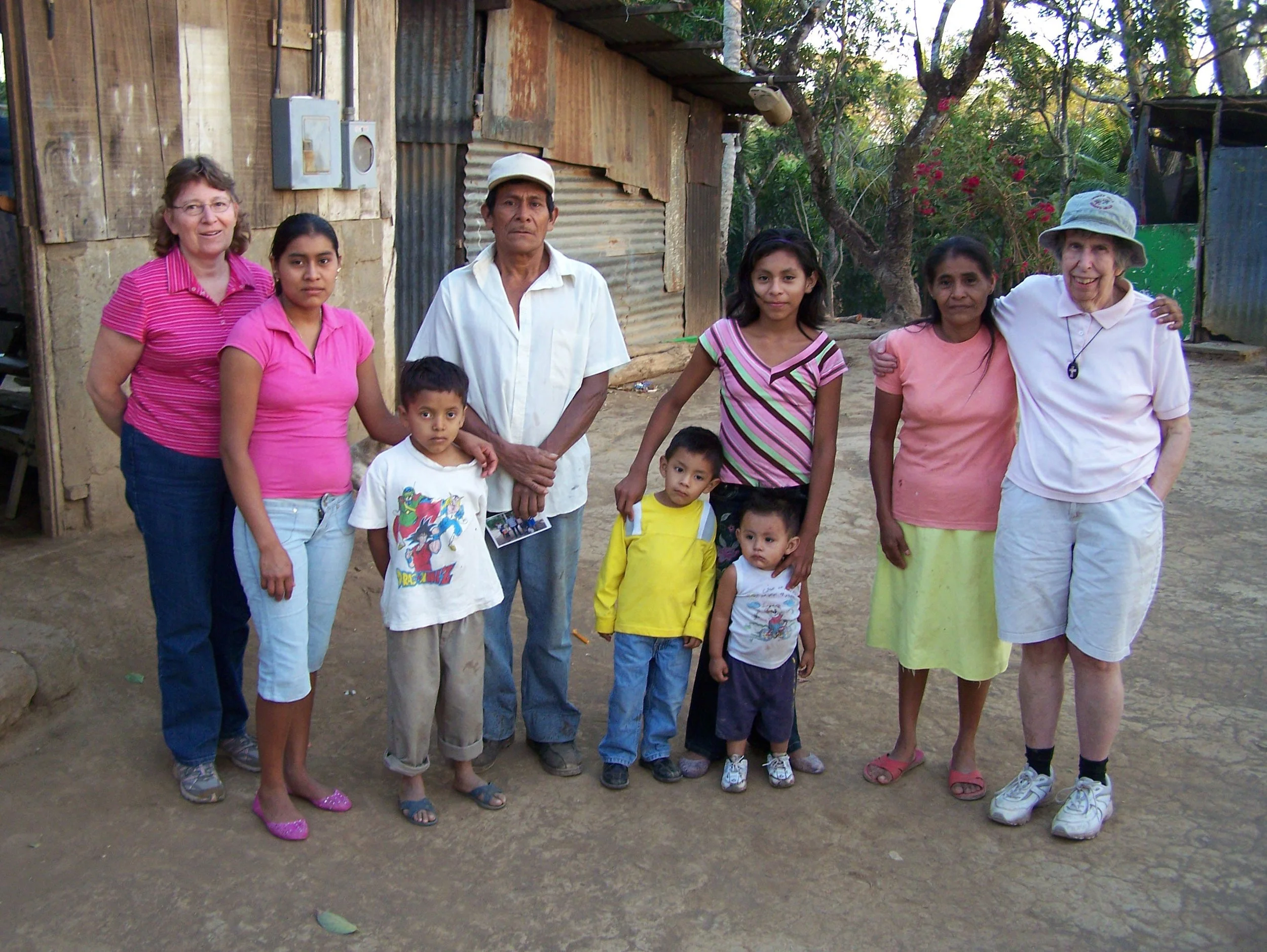 Some volunteers at Rancho Ebenezer with a Nicaraguan Family