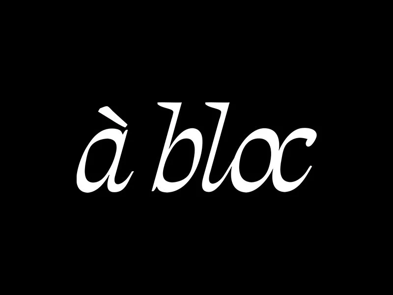 White italic text on black background that reads 'á bloc'